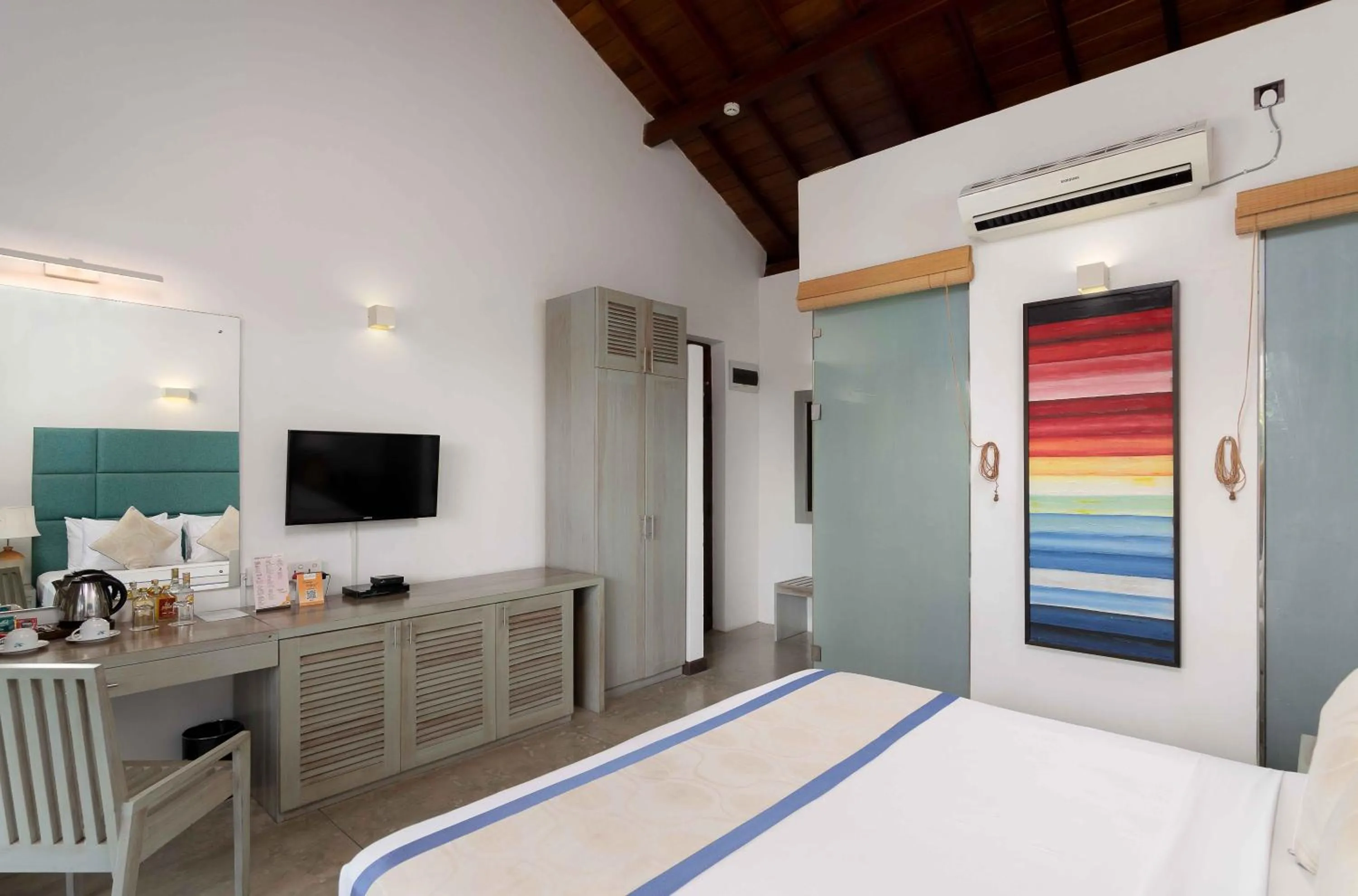 Bed in South Lake Resort Koggala