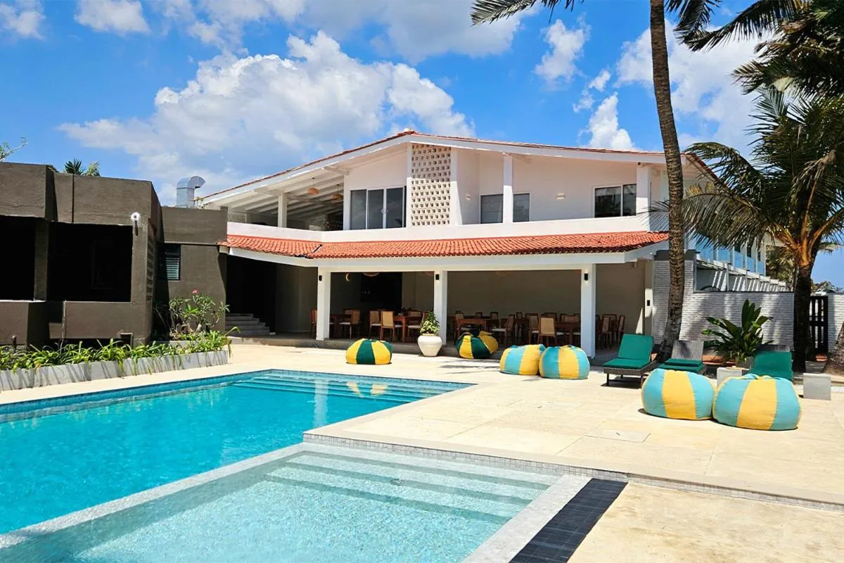 Swimming pool in South Lake Resort Koggala