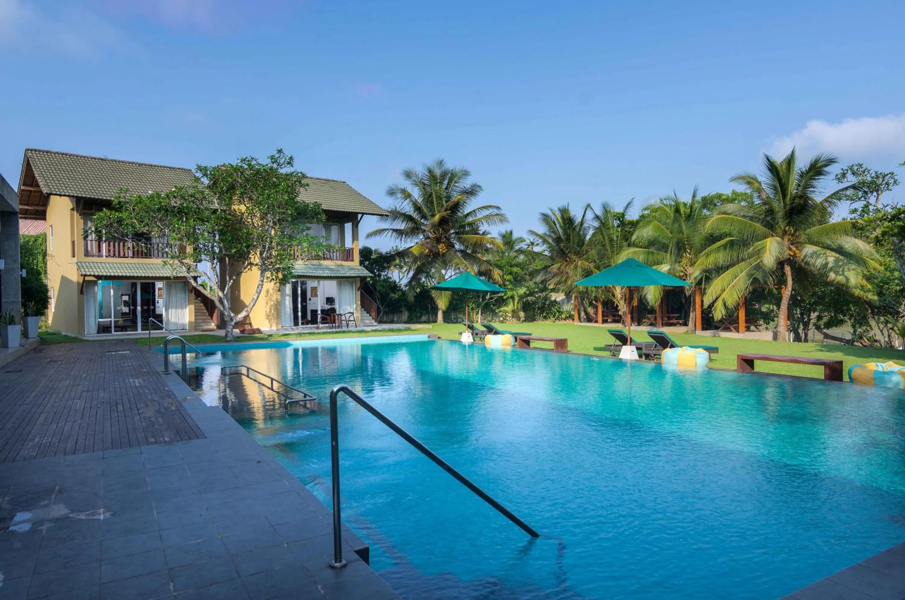 Swimming pool in South Lake Resort Koggala
