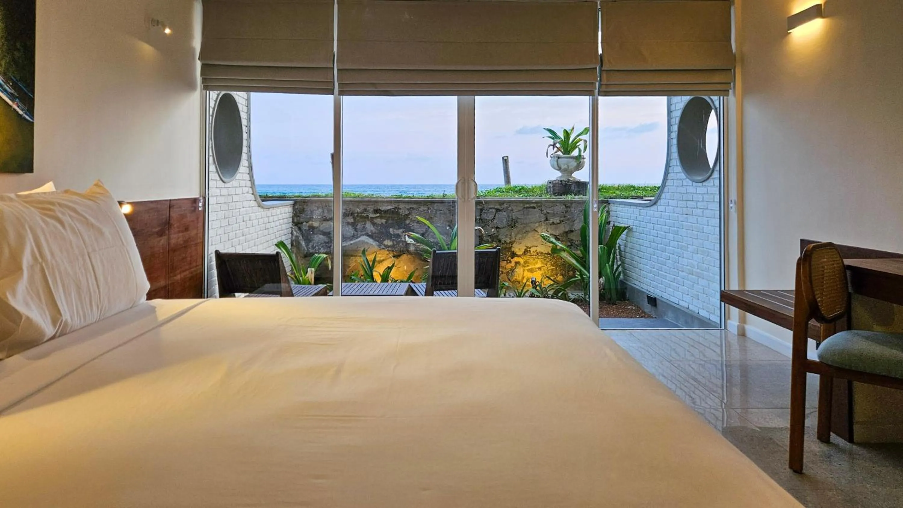 Bed in South Lake Resort Koggala