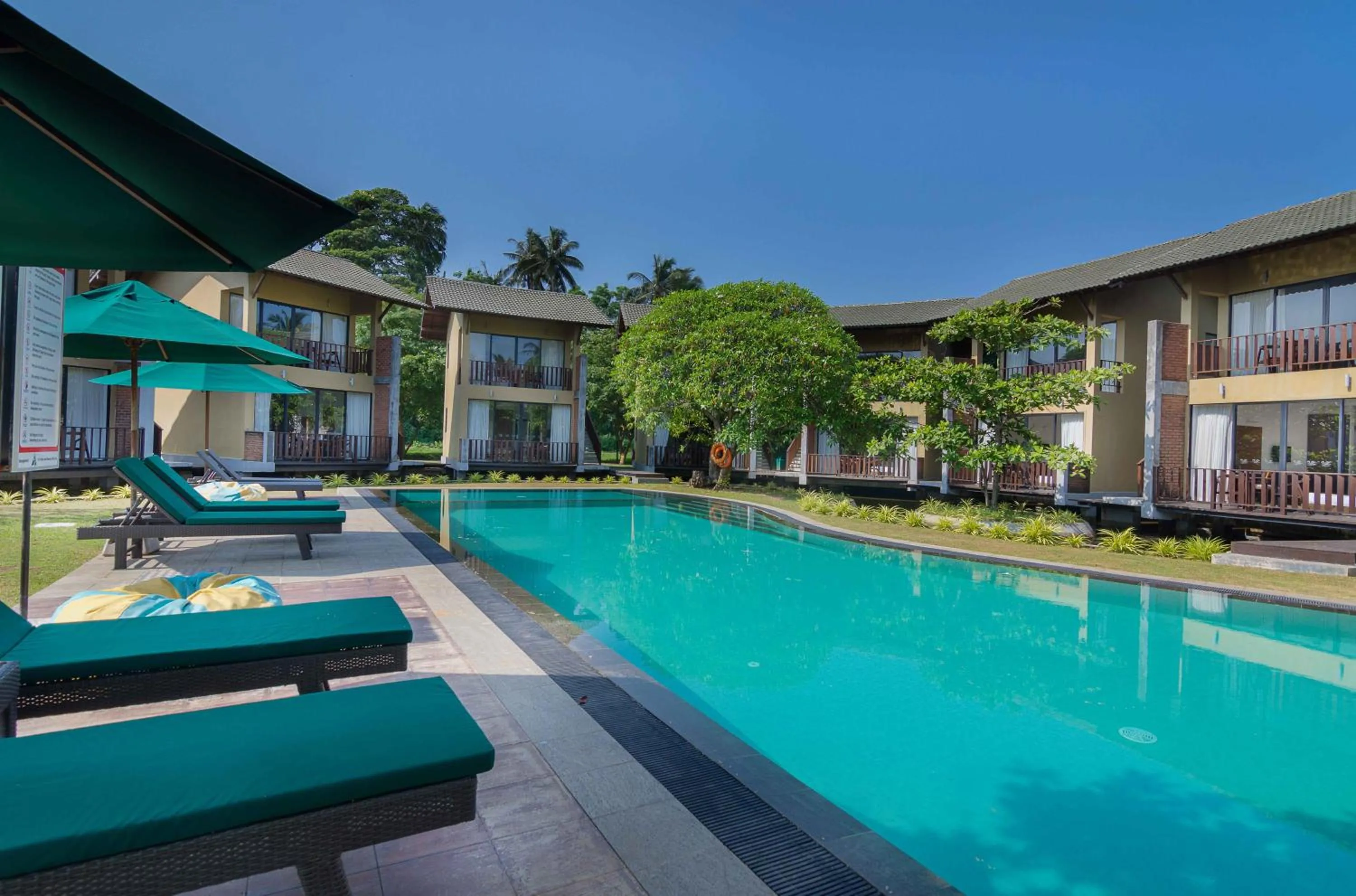 Swimming pool in South Lake Resort Koggala
