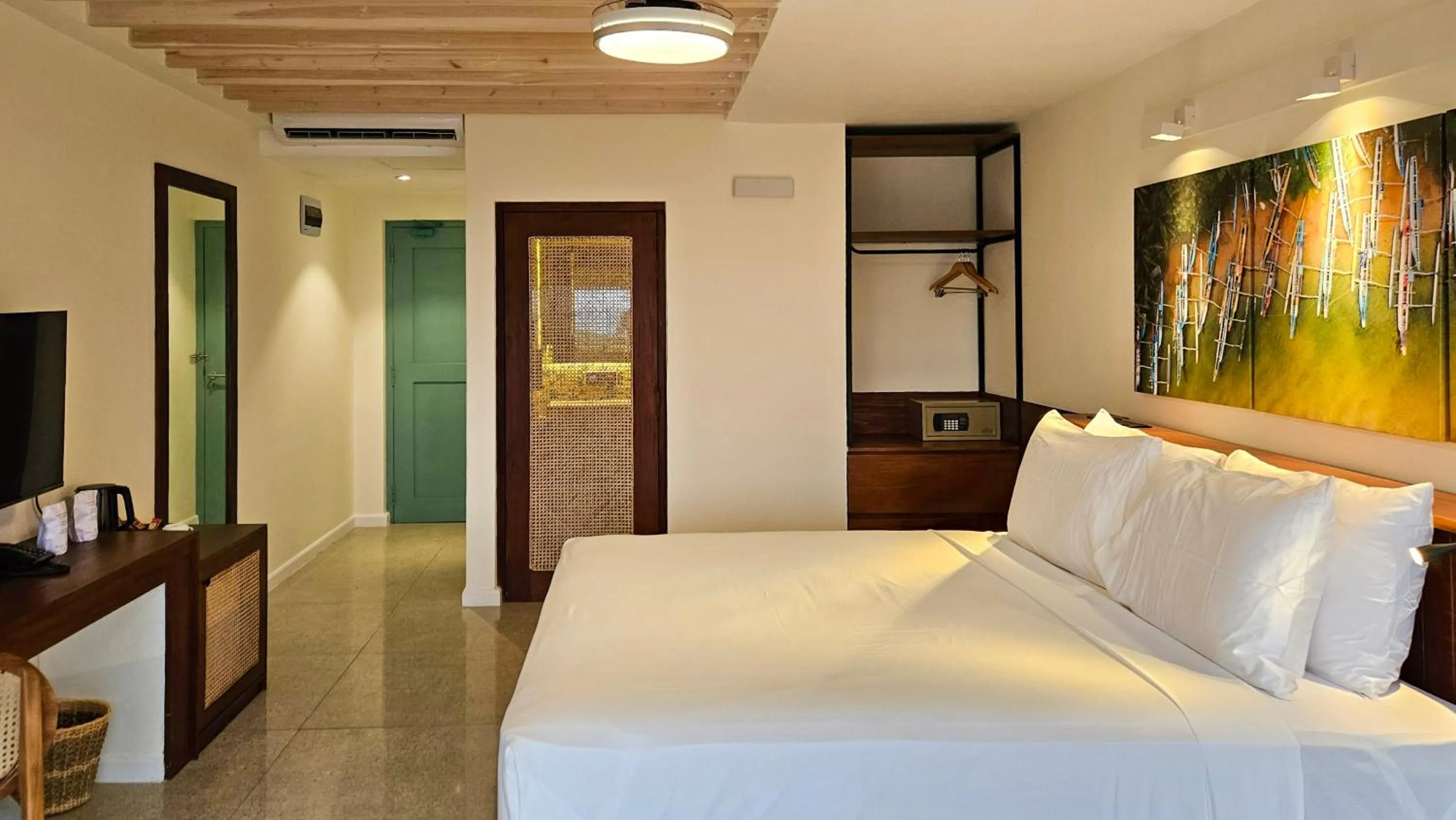 Bed in South Lake Resort Koggala