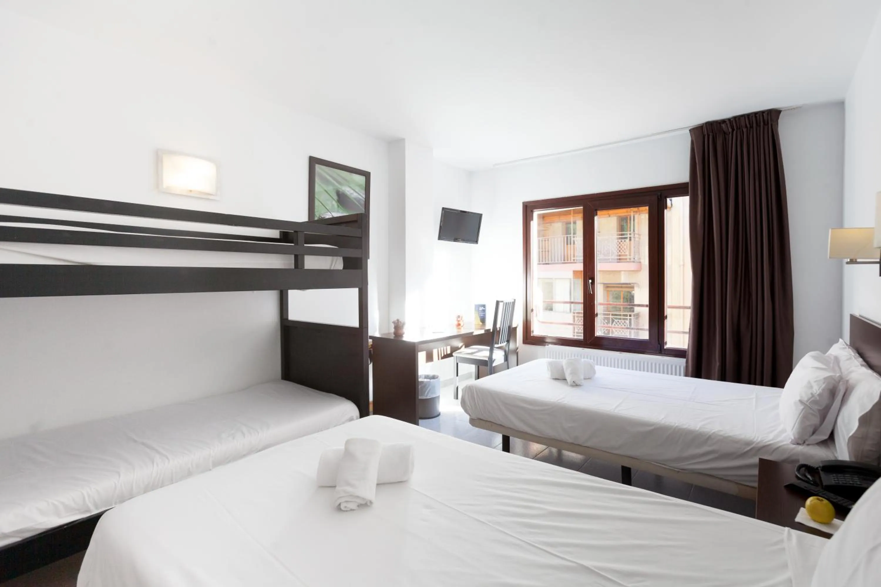 Photo of the whole room, Bed in Insitu Eurotel Andorra