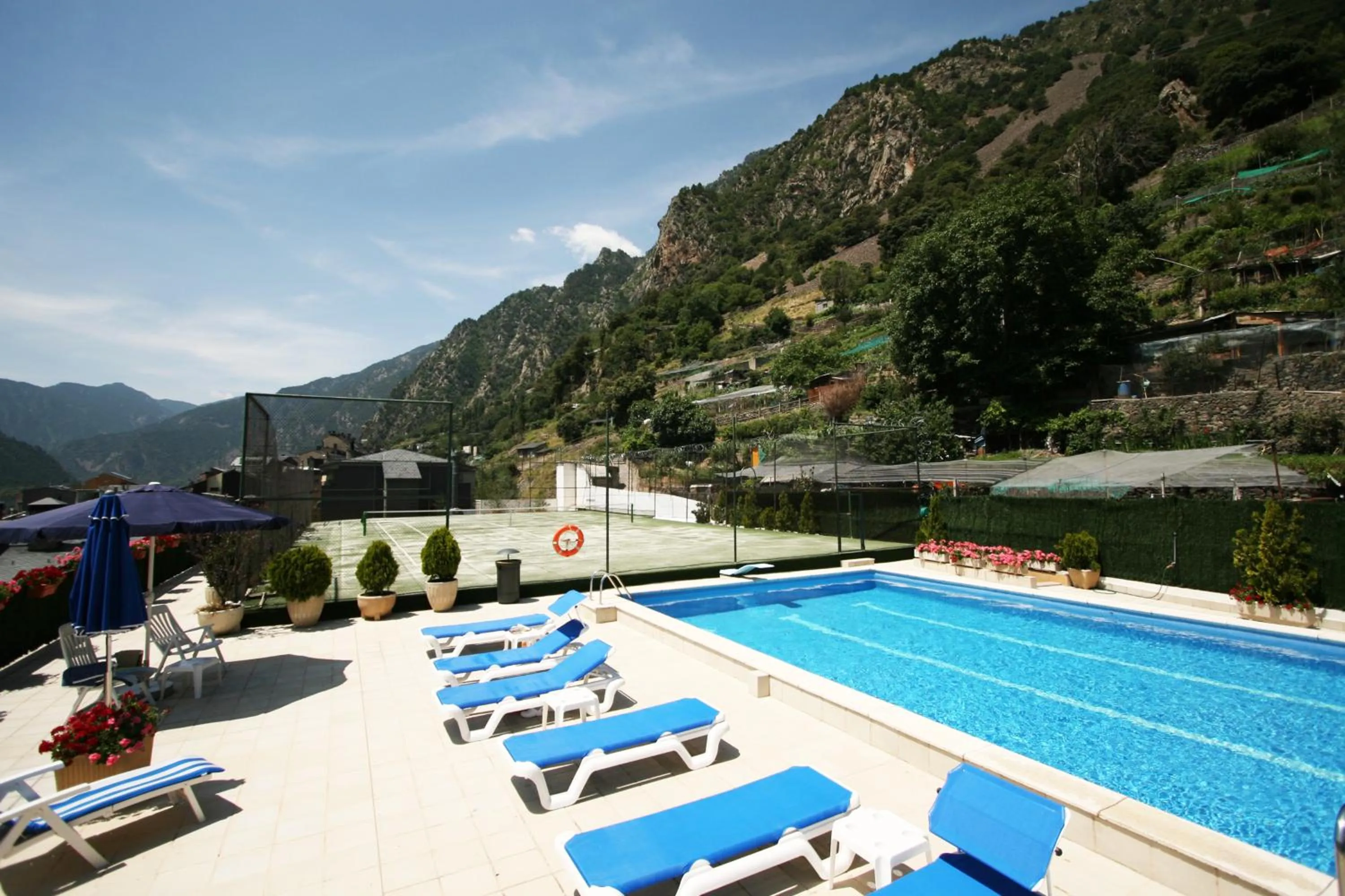 Swimming pool in Hotel Pyrénées