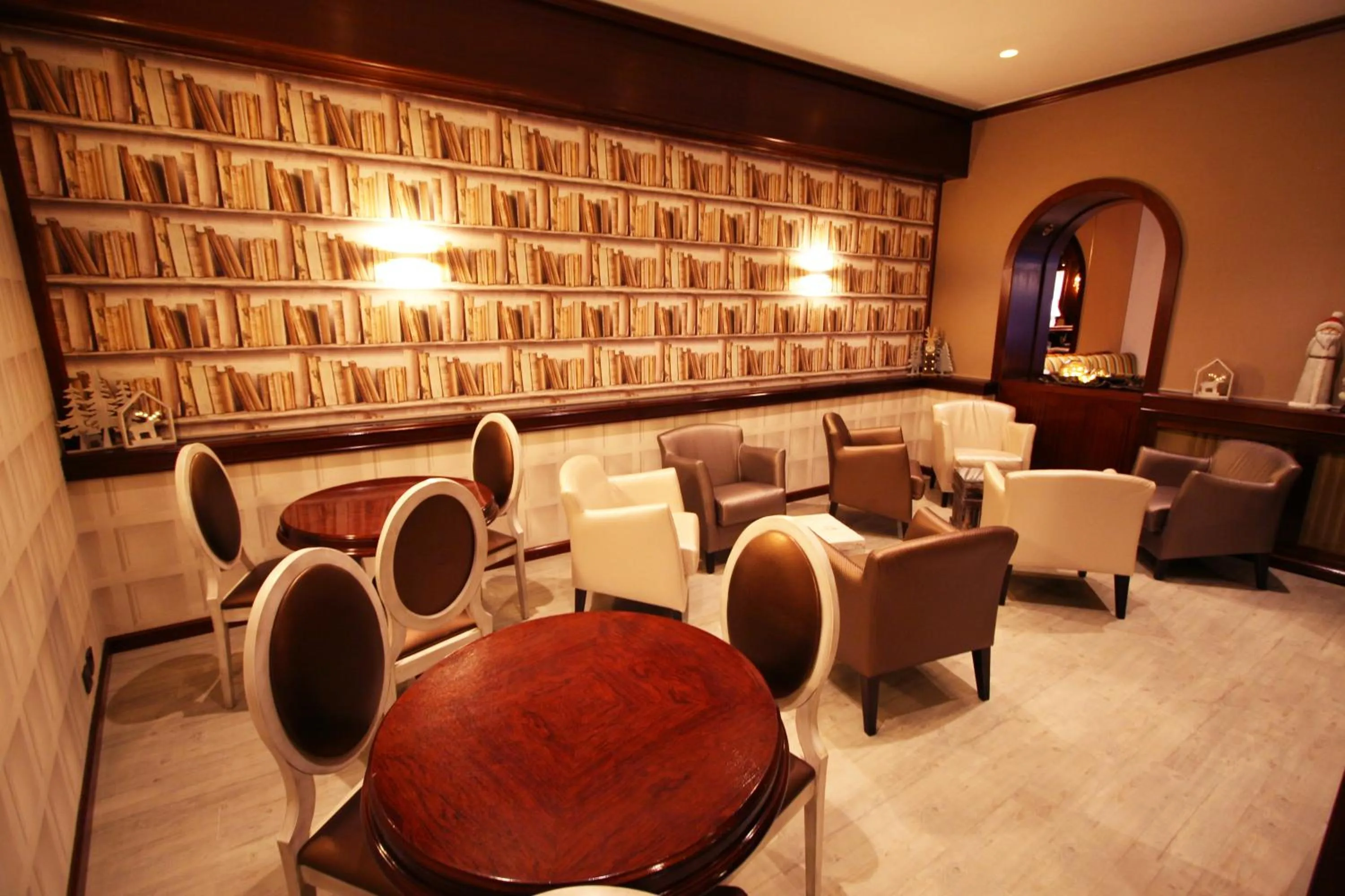 Communal lounge/ TV room in Hotel Pyrénées