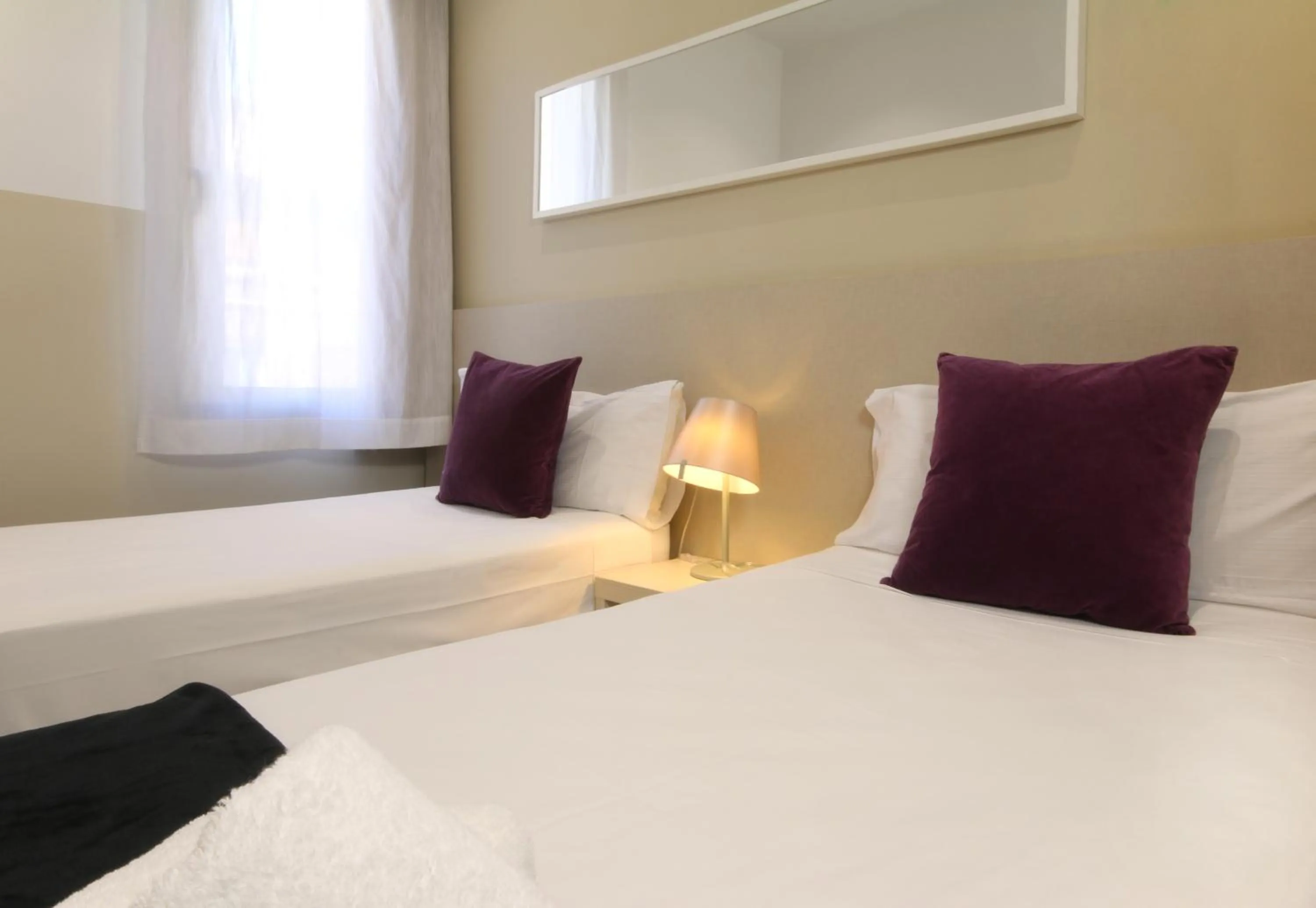 Bed in Suite Place Barcelona Còrsega