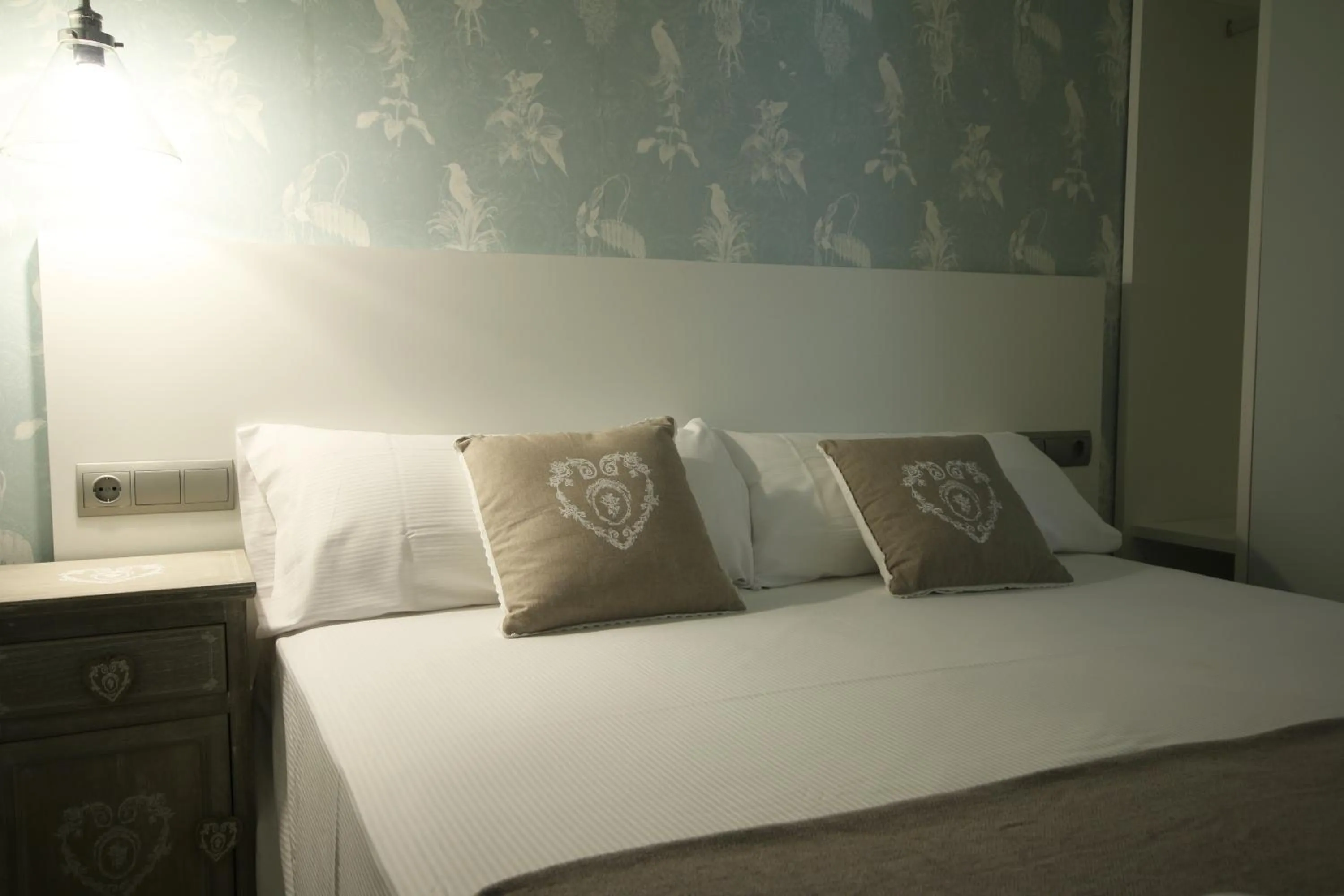 Bed in Suite Place Barcelona Còrsega