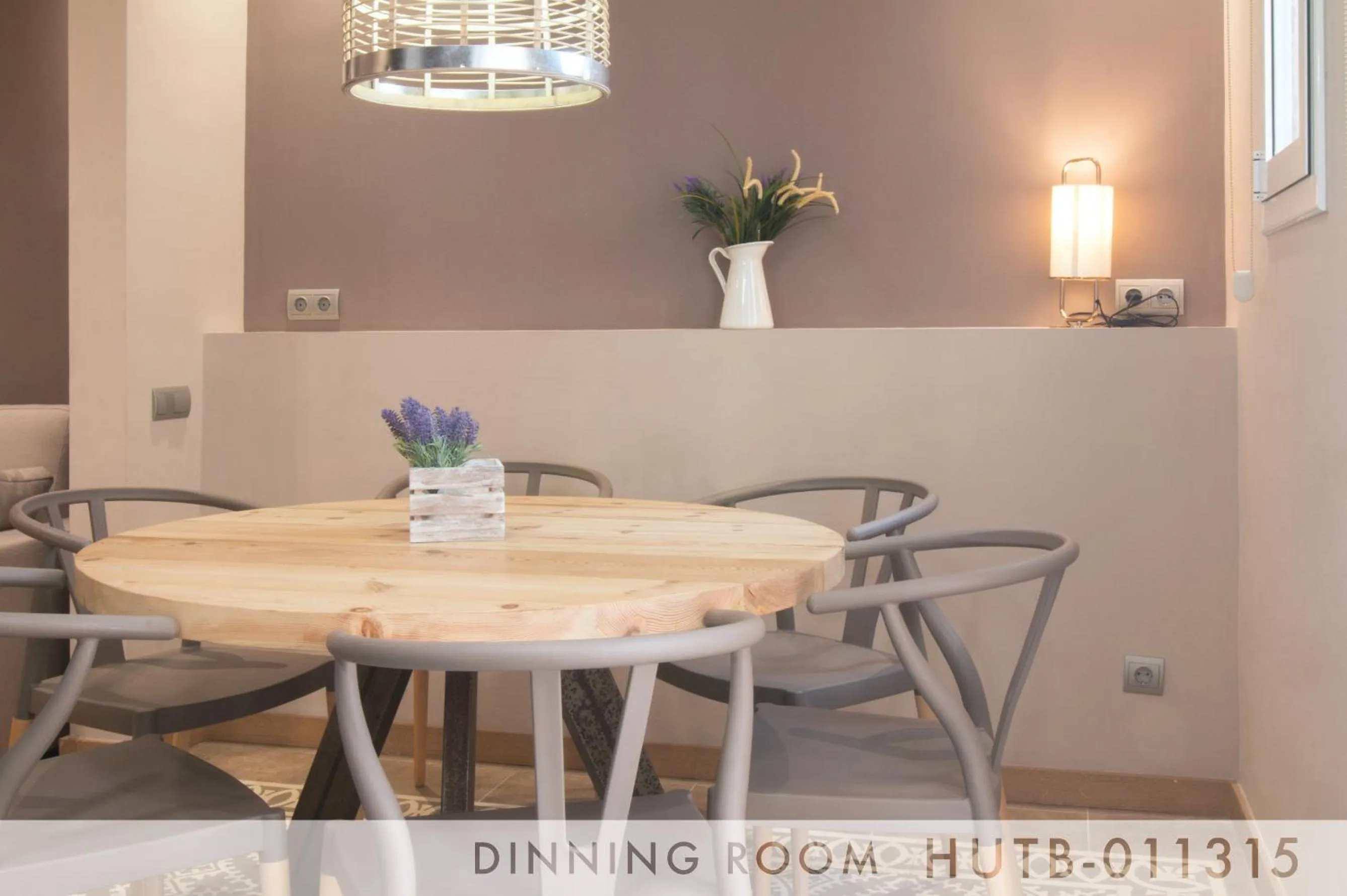 Dining area in Suite Place Barcelona Còrsega