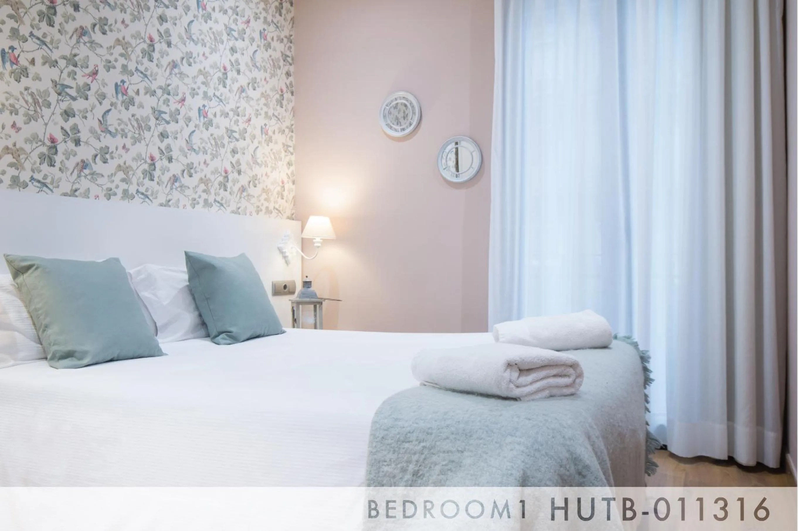 Bed in Suite Place Barcelona Còrsega