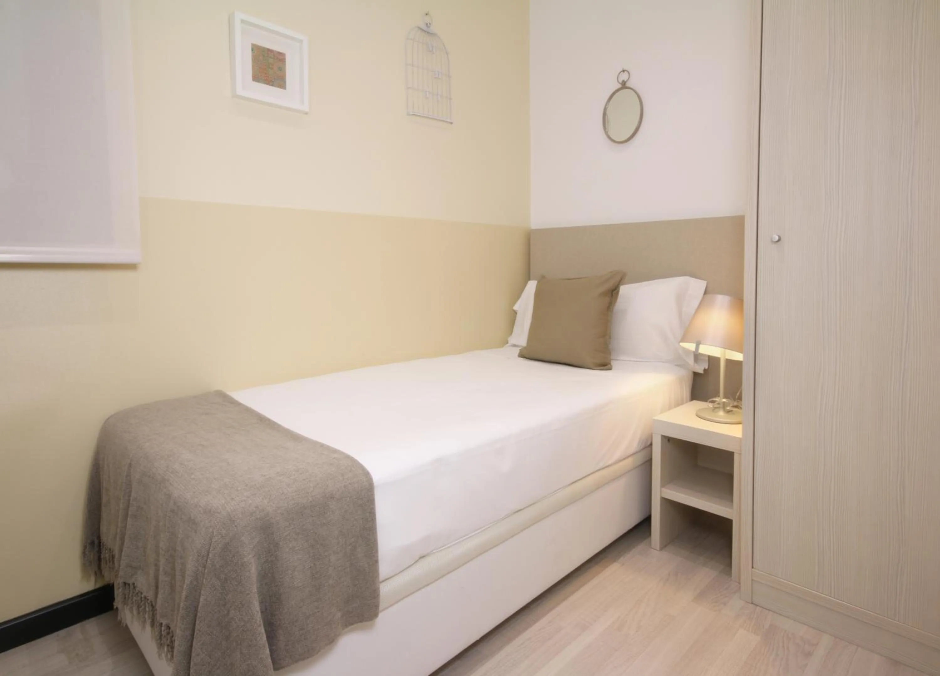 Bed in Suite Place Barcelona Còrsega