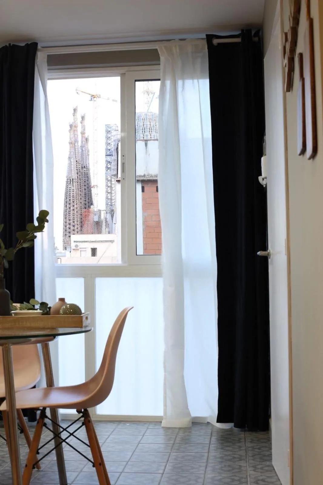 Dining area in Suite Place Barcelona Còrsega