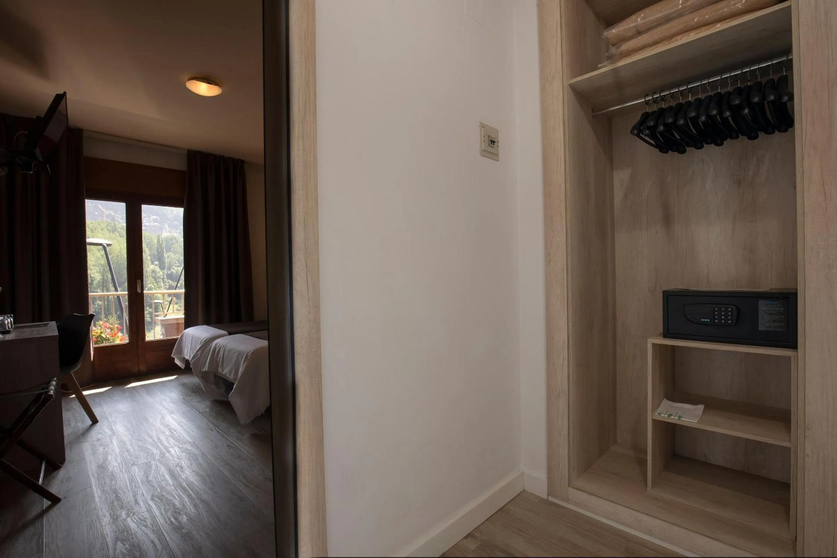 wardrobe in Hotel Marco Polo by Nexta