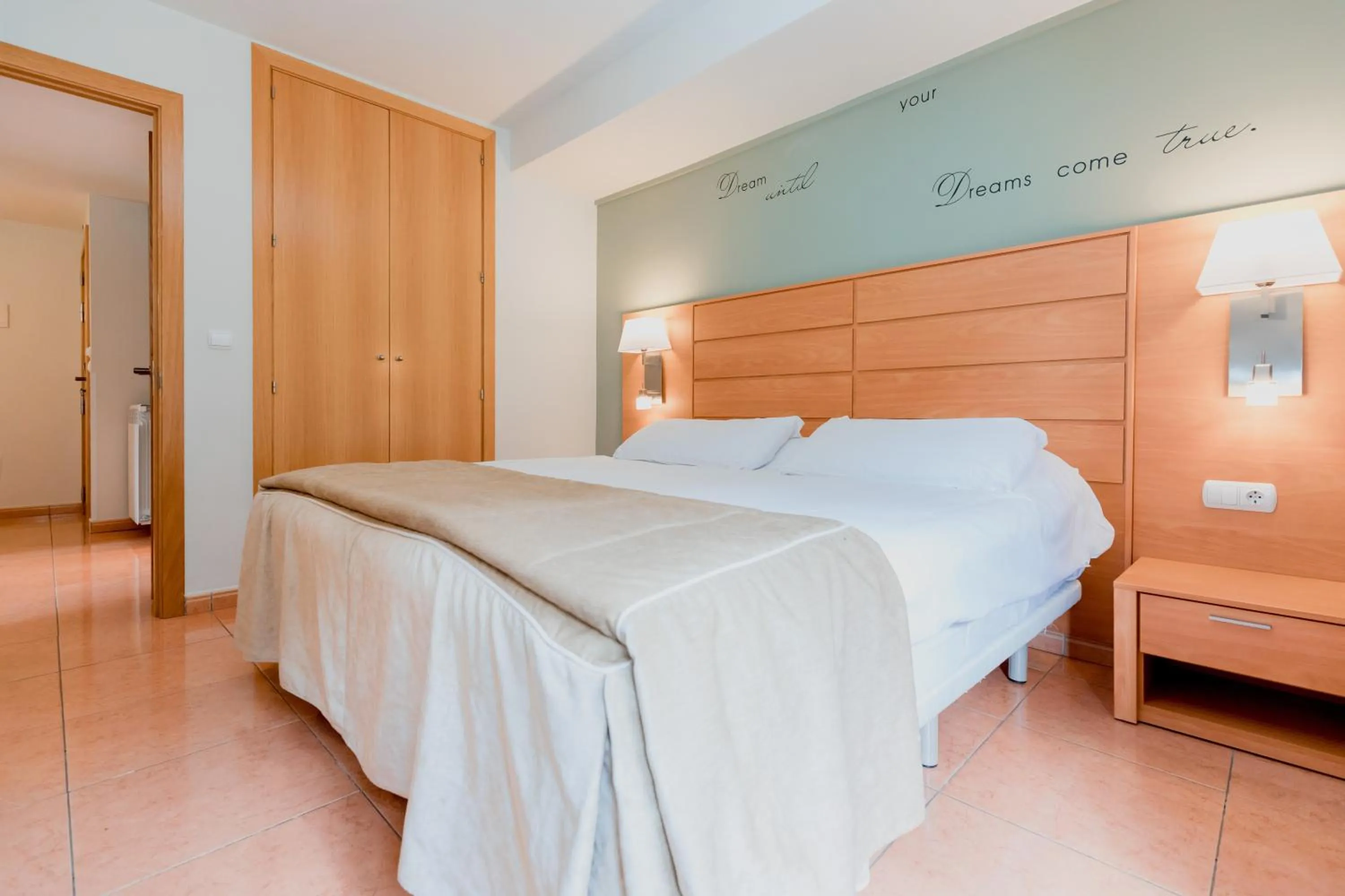 Bedroom, Bed in Pierre & Vacances Aparthotel La Tulipa