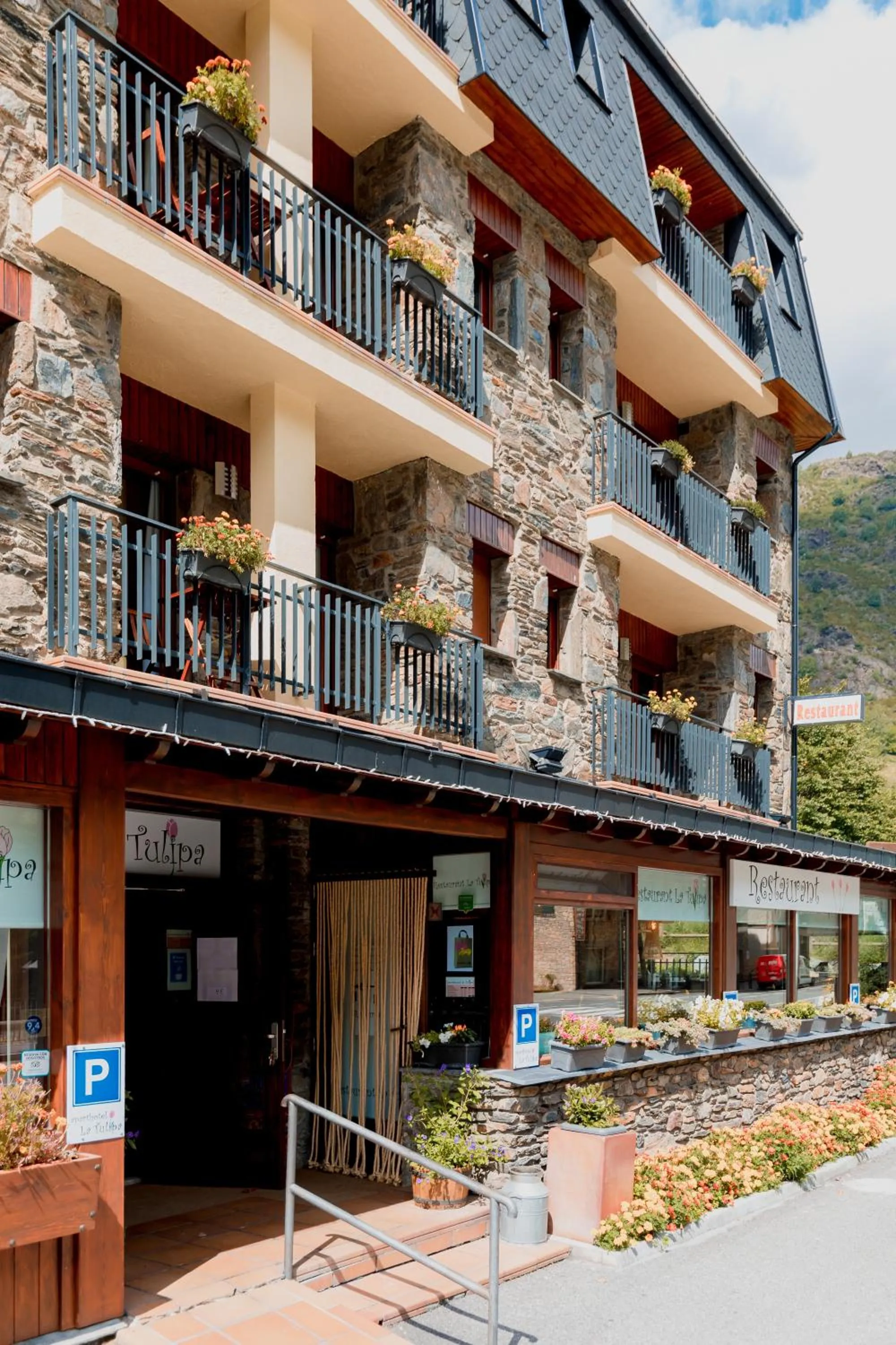 Facade/entrance in Pierre & Vacances Aparthotel La Tulipa