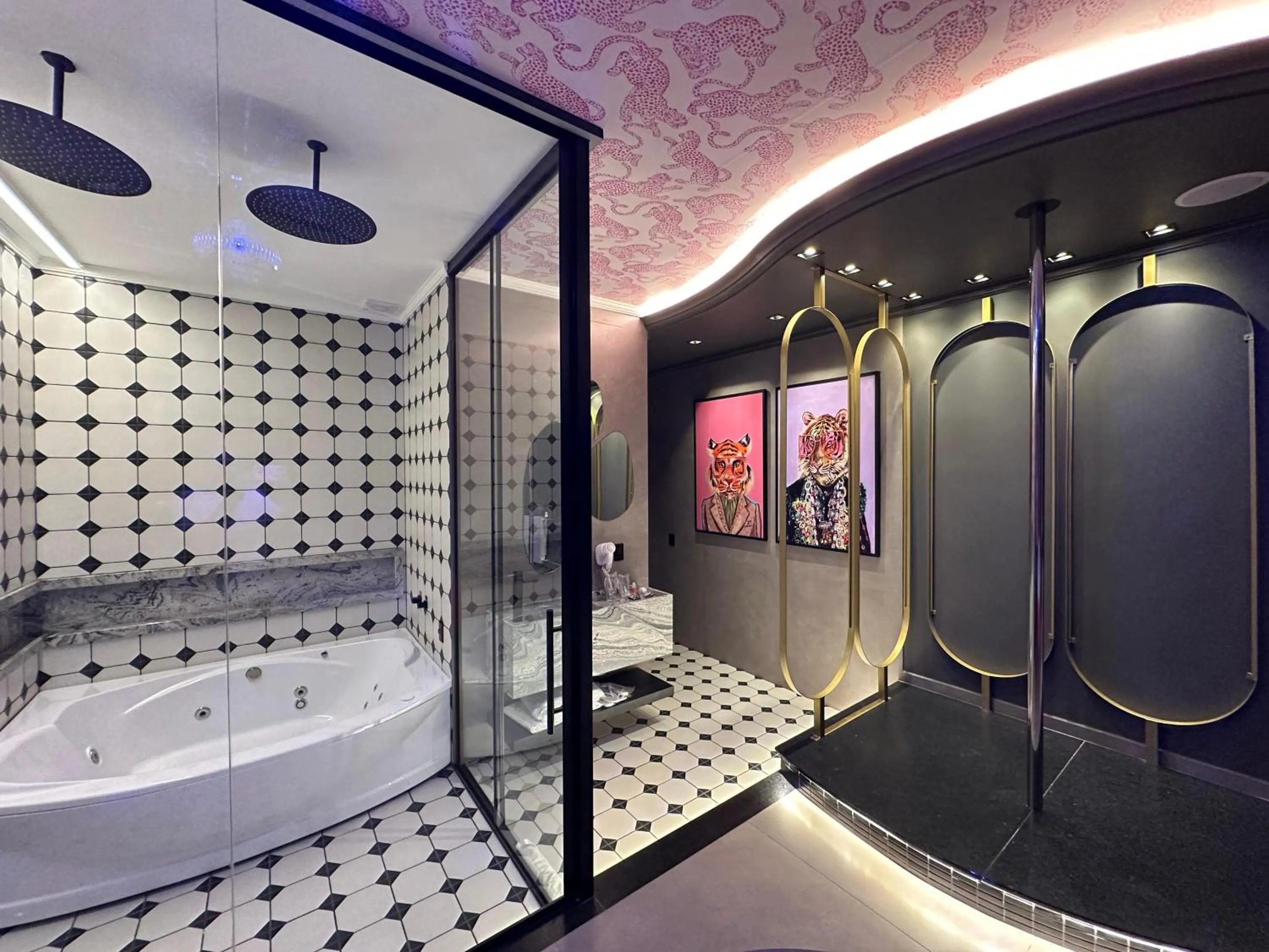 Shower in Motel Casa de Pedra