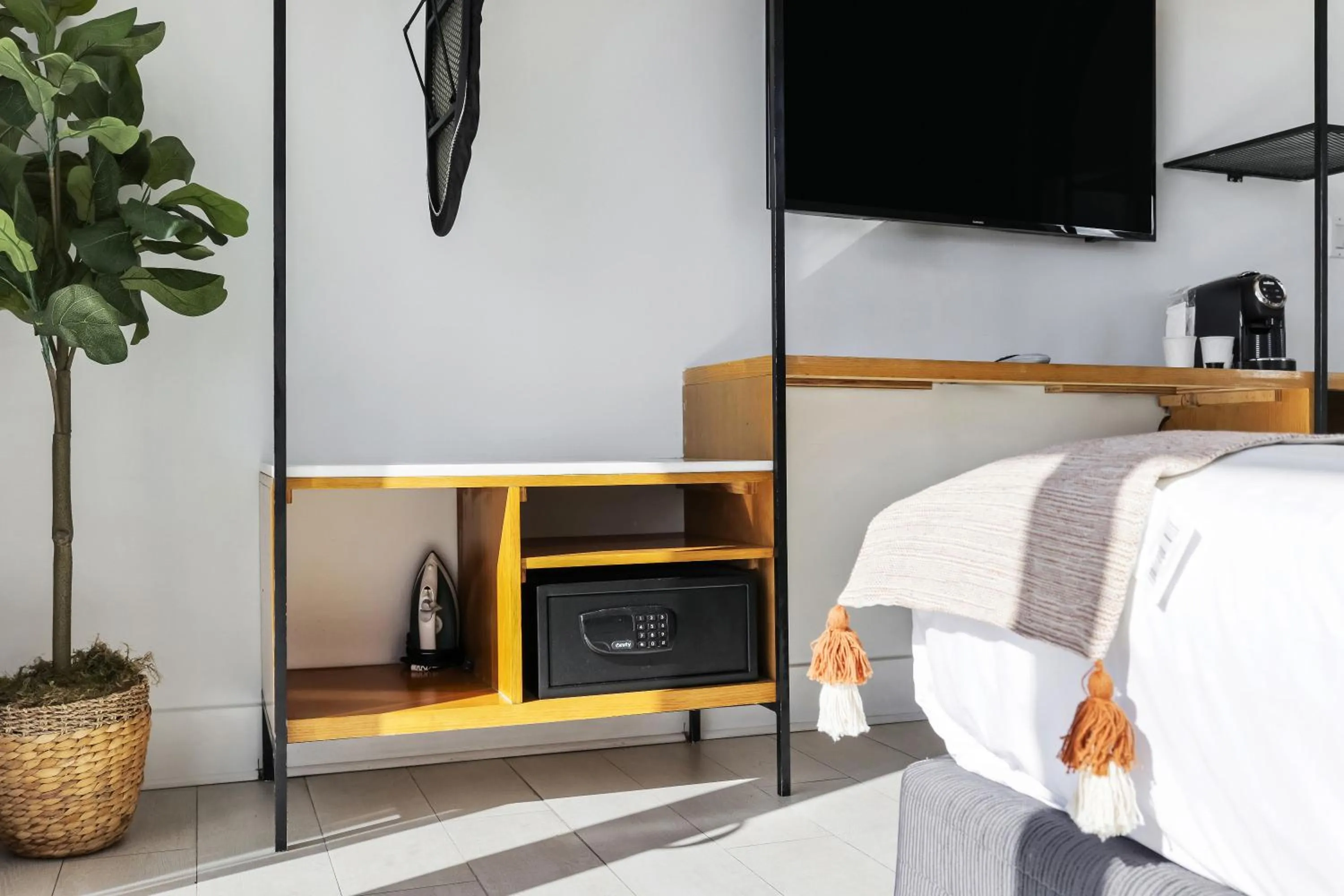 TV and multimedia in The Meridian Hotel by At Mine Hospitality