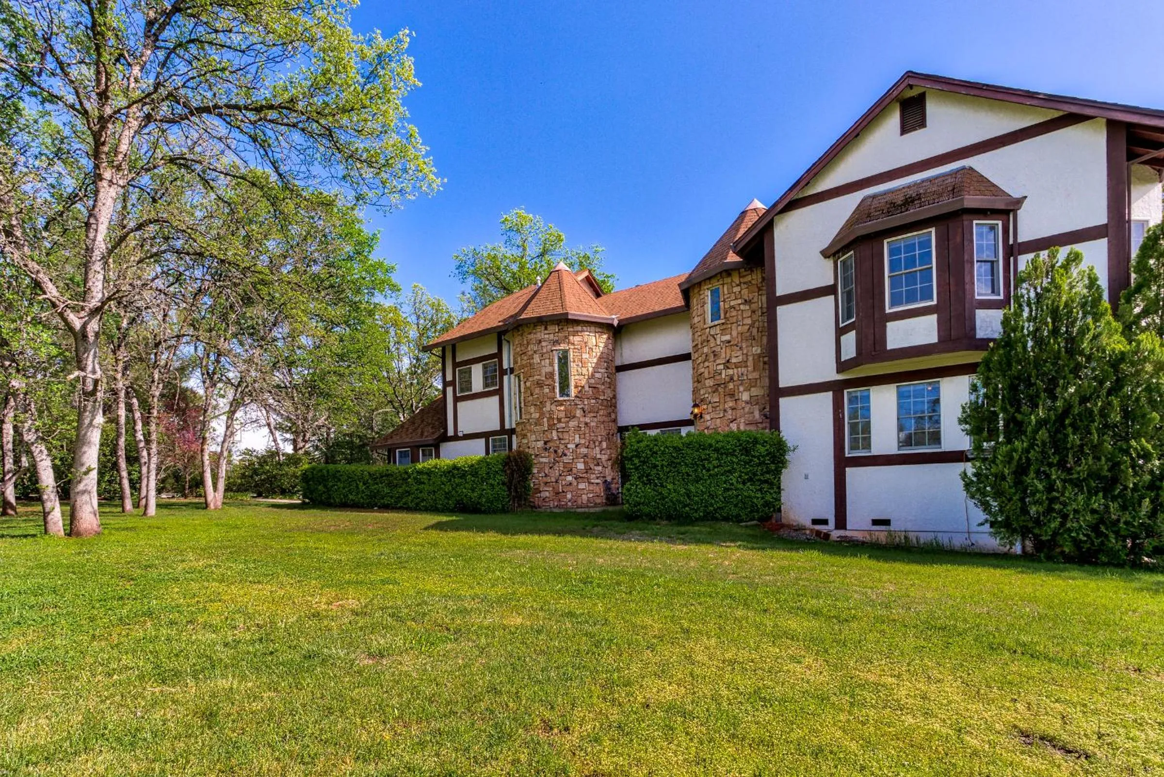 Property building in Hope Inn Redding