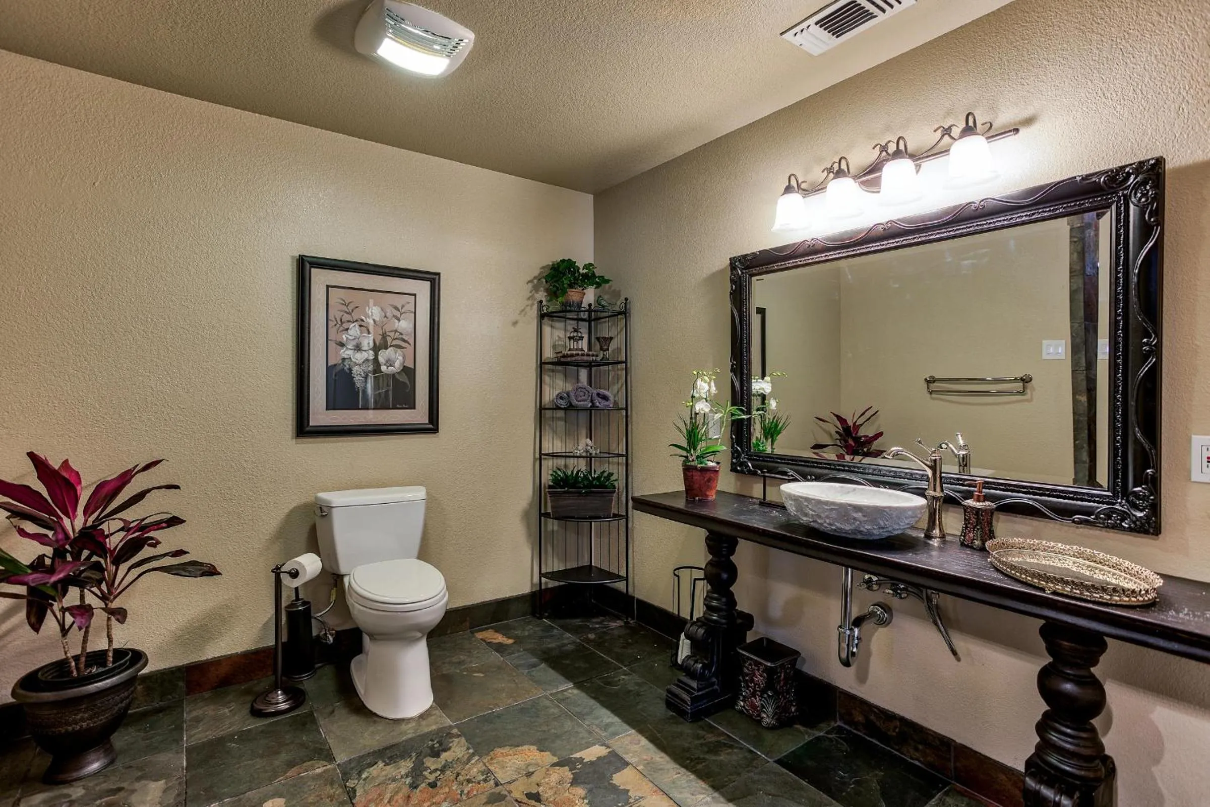 Bathroom in Hope Inn Redding