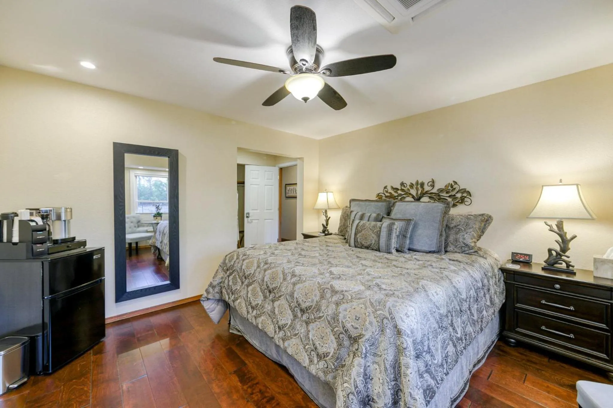 Photo of the whole room, Bed in Hope Inn Redding