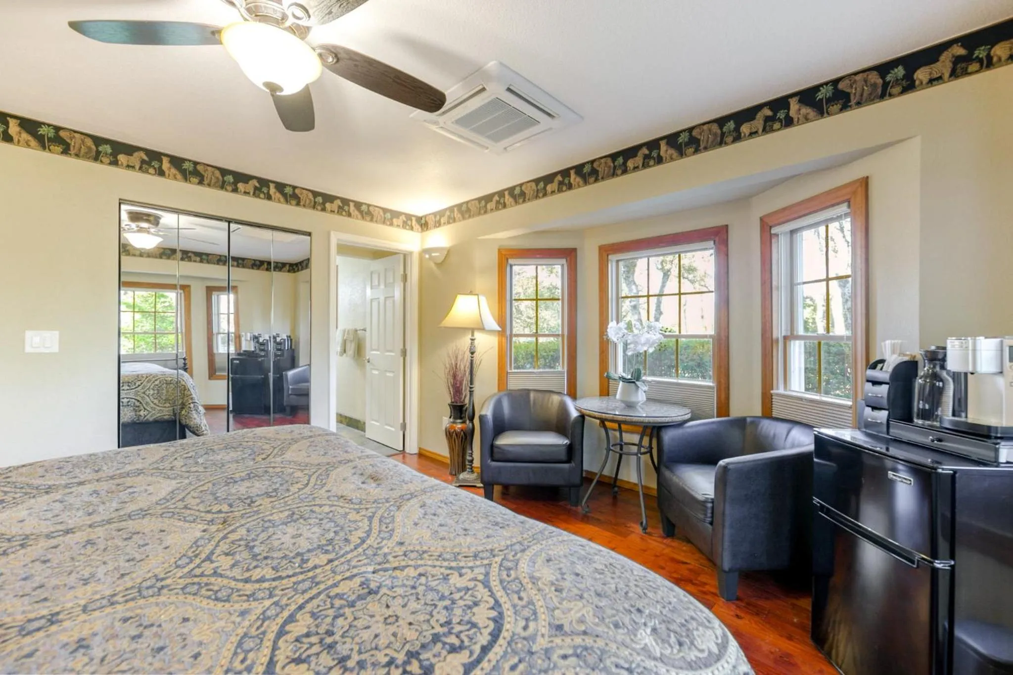 Photo of the whole room, Bed in Hope Inn Redding