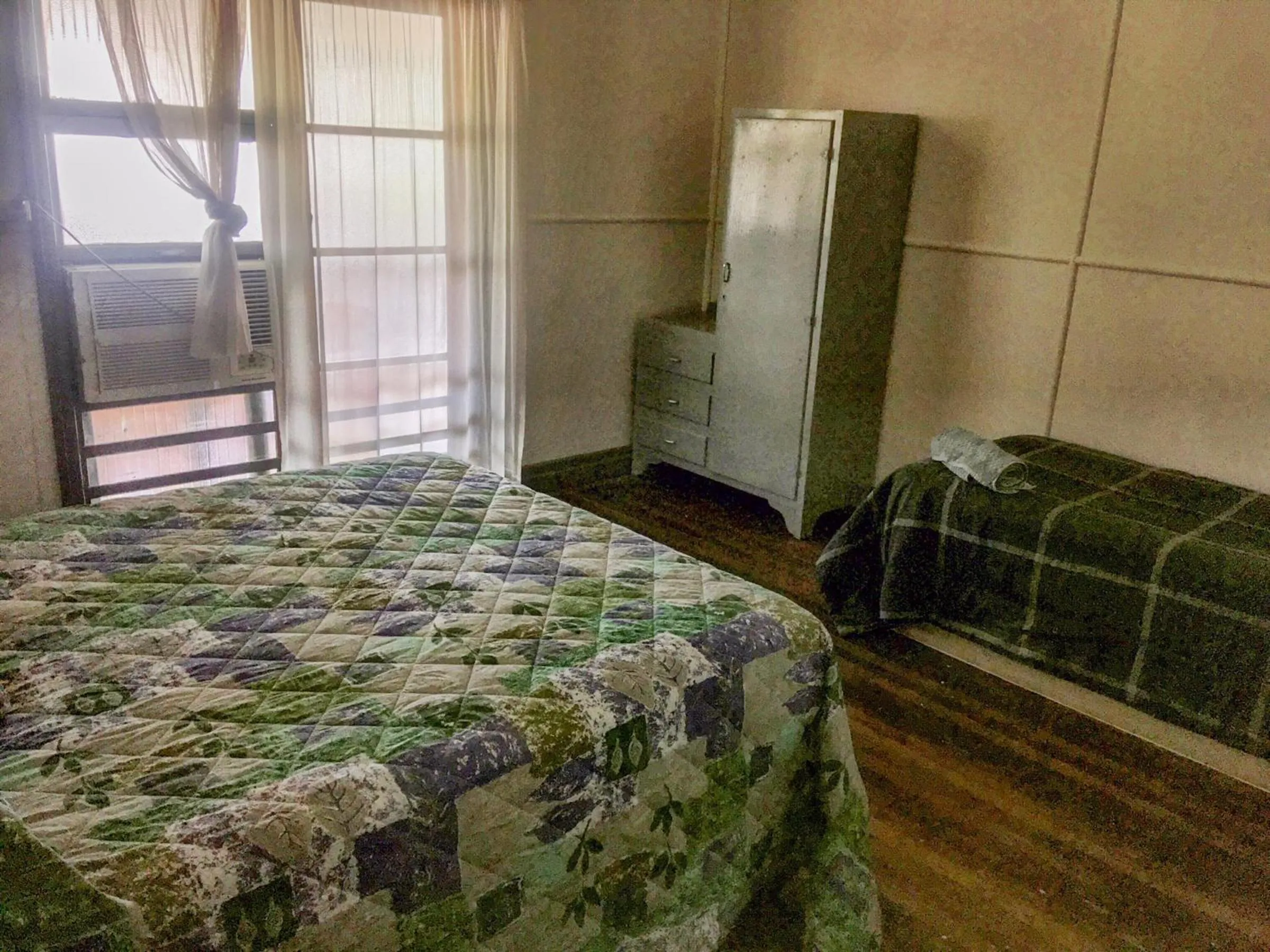 Basic Triple Room with Shared Bathroom in Royal Carrangarra Hotel