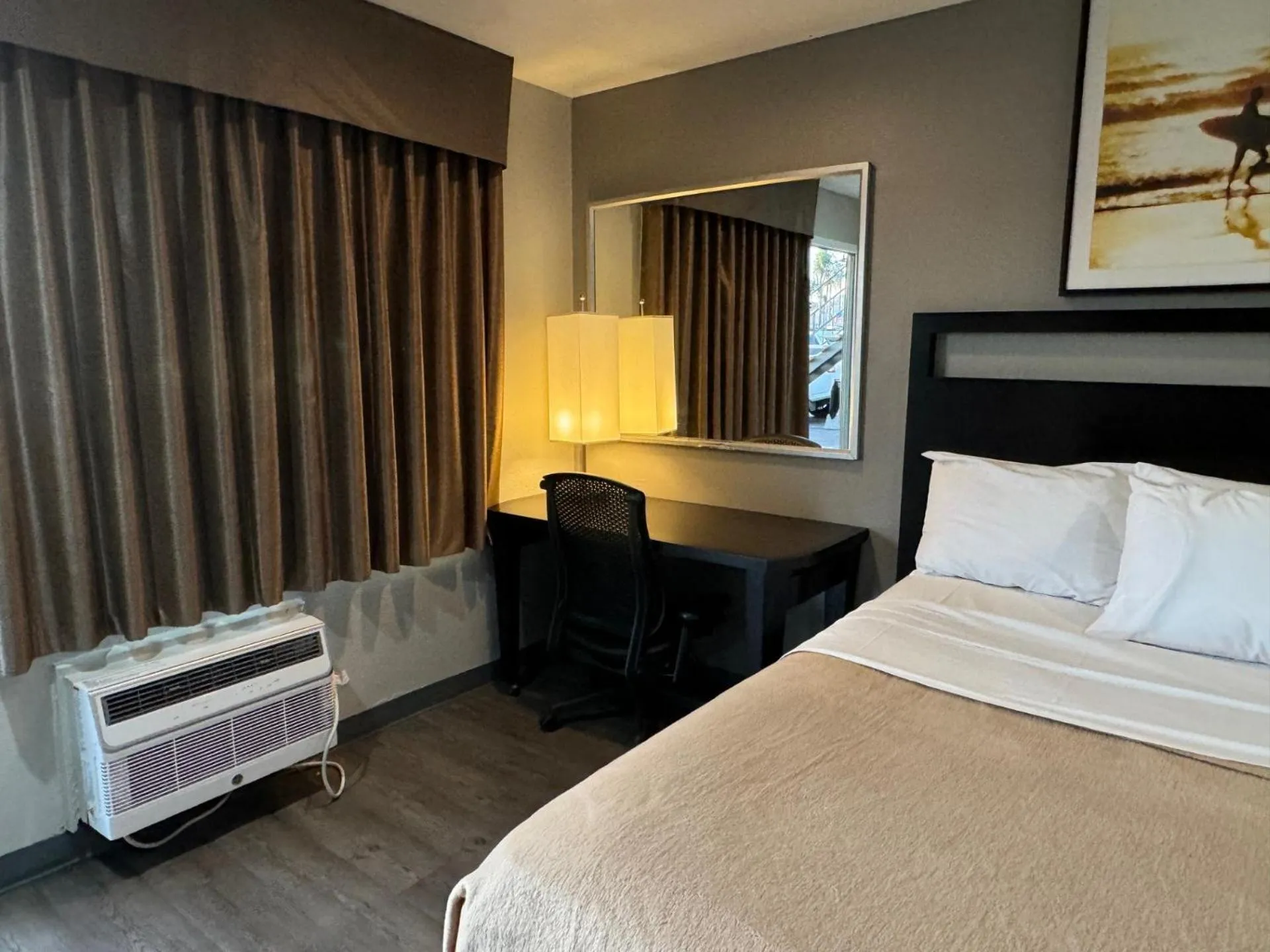 Seating area, Bed in Rodeway Inn El Cajon - San Diego East