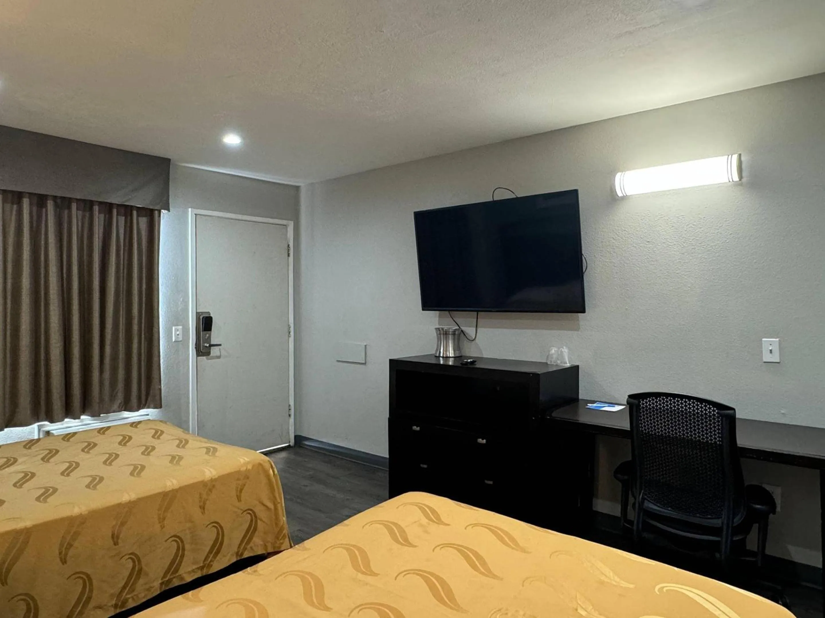 Bedroom, Bed in Rodeway Inn El Cajon - San Diego East