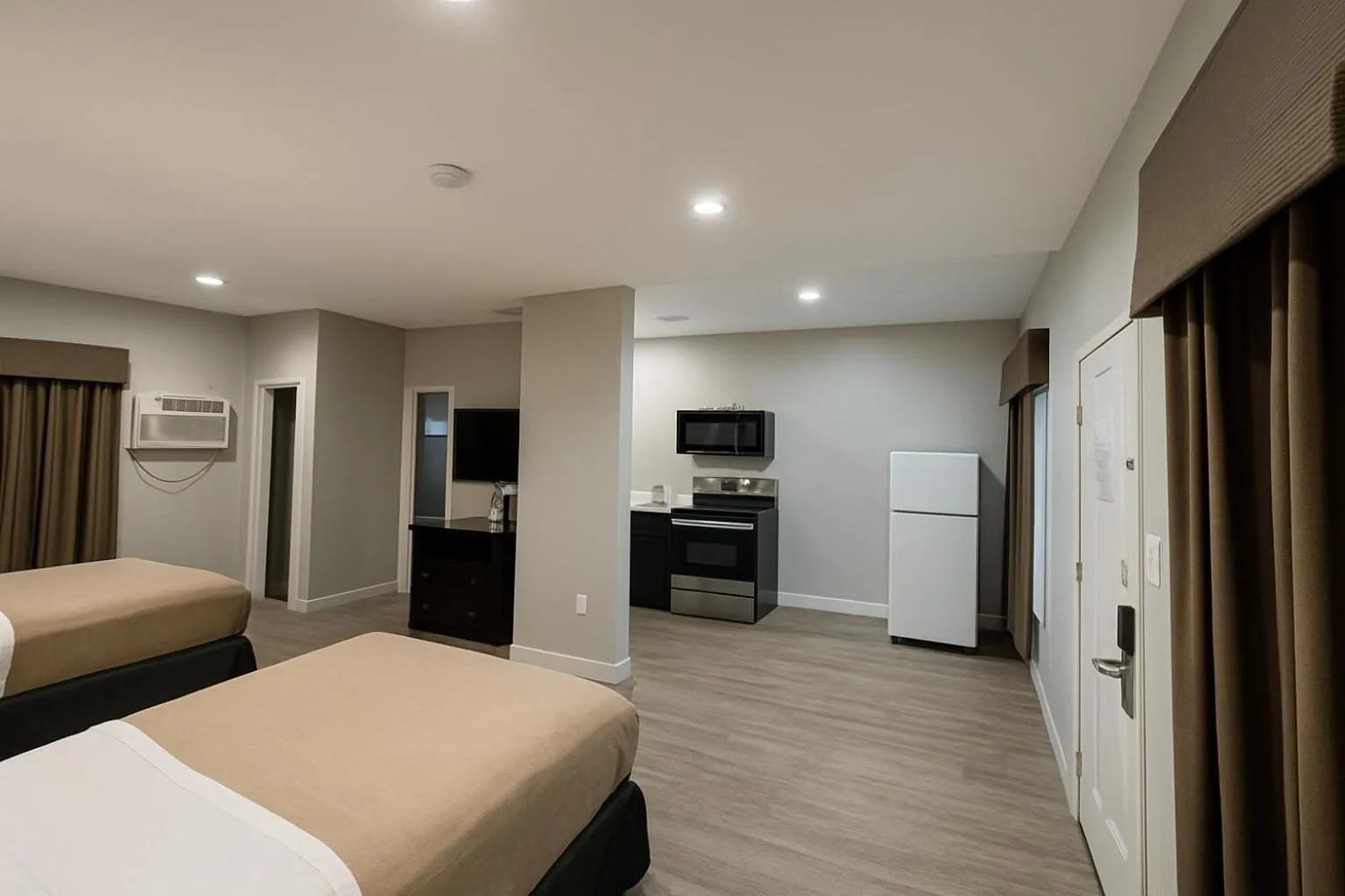 Kitchen or kitchenette, Bed in Rodeway Inn El Cajon - San Diego East