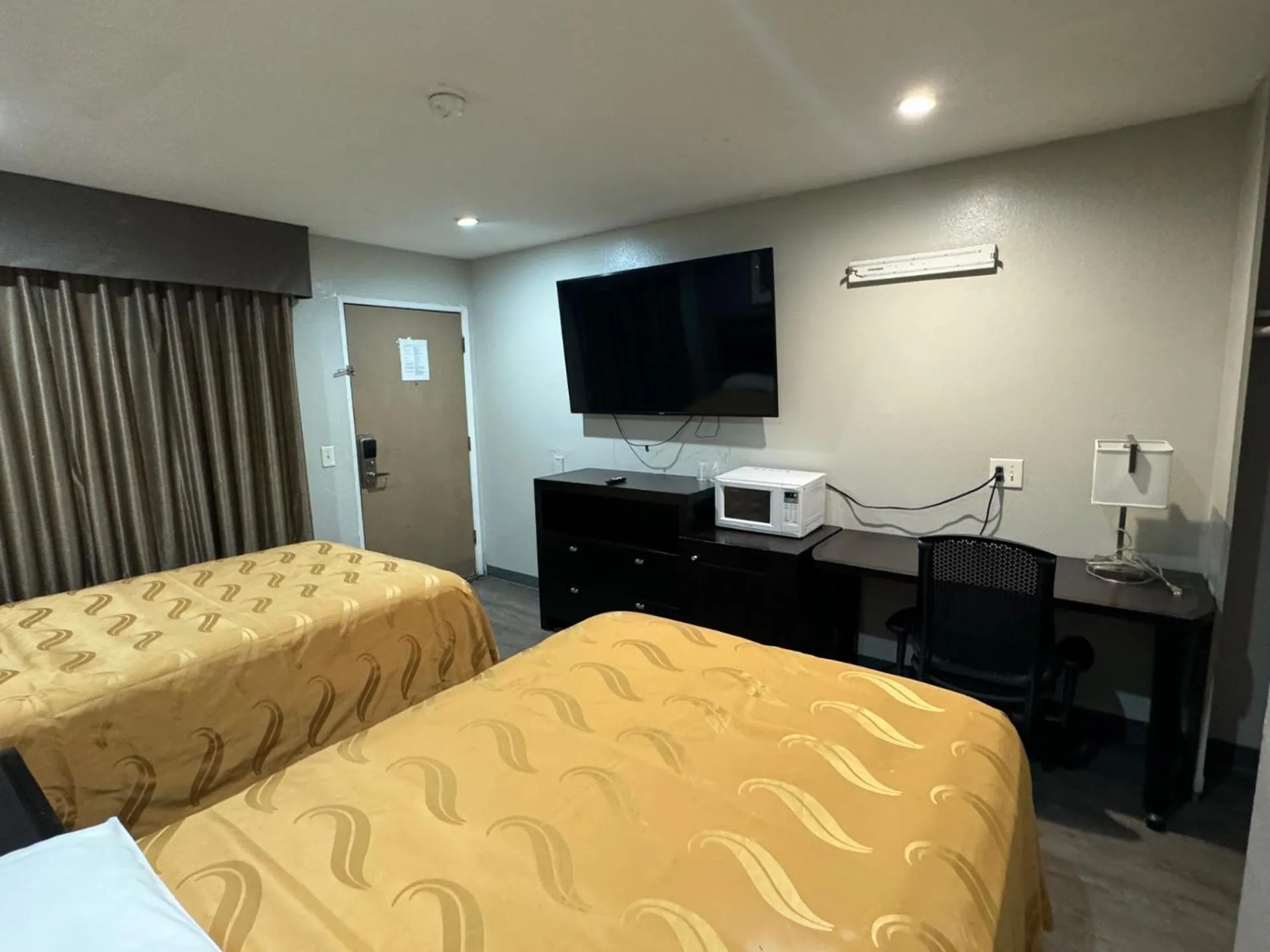 Bedroom, Bed in Rodeway Inn El Cajon - San Diego East