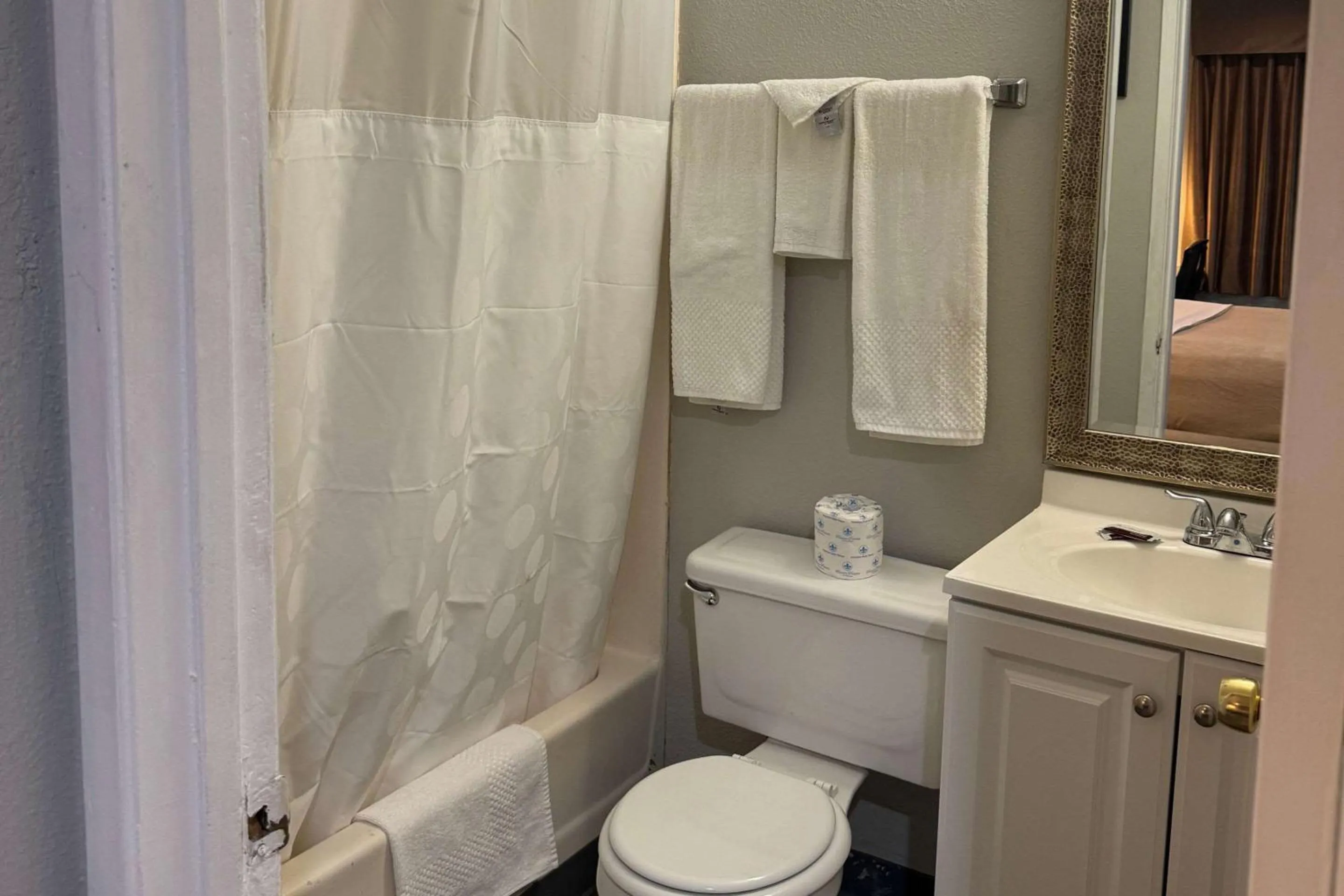 Bedroom in Rodeway Inn El Cajon - San Diego East