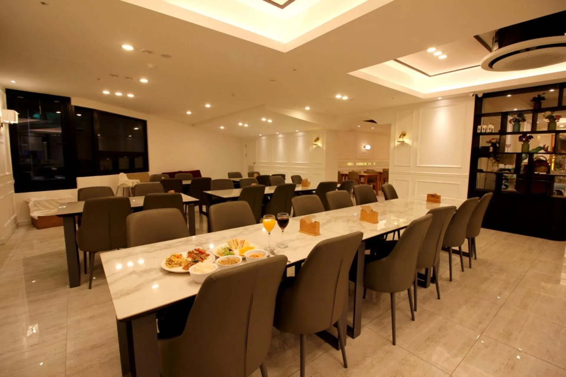 Restaurant/places to eat in Seattle B Hotel