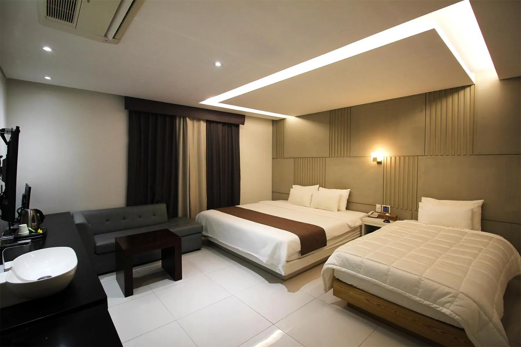 Bed in Seattle B Hotel