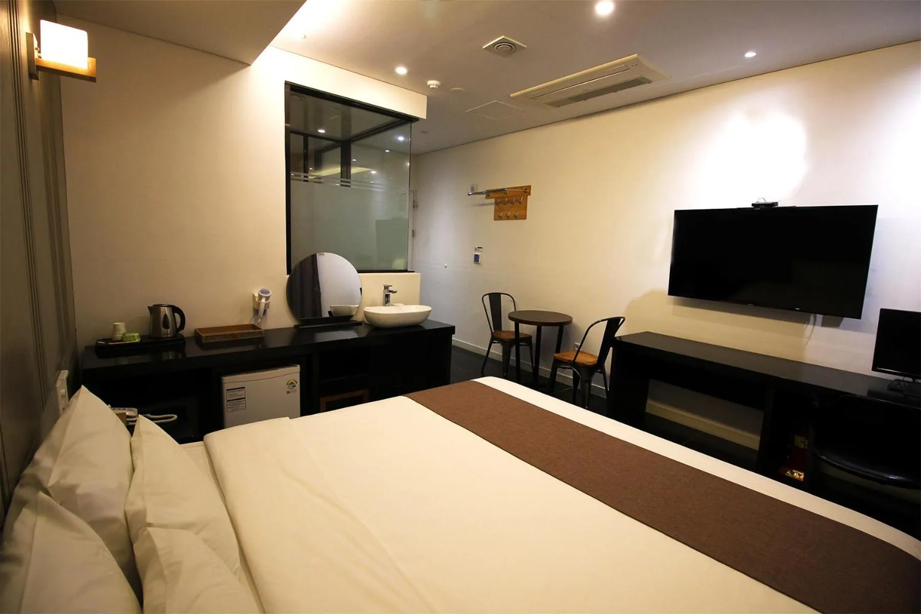 Bed in Seattle B Hotel