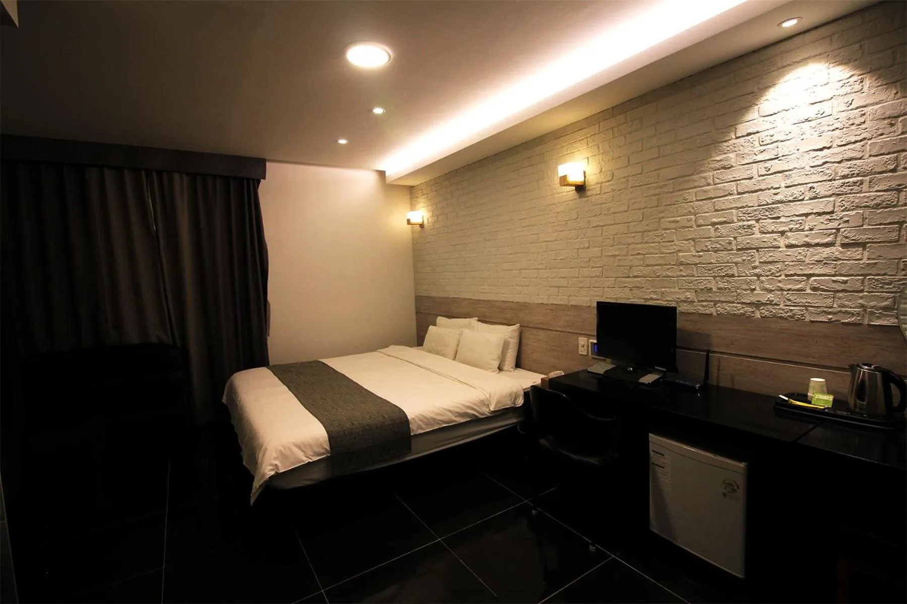 Bed in Seattle B Hotel