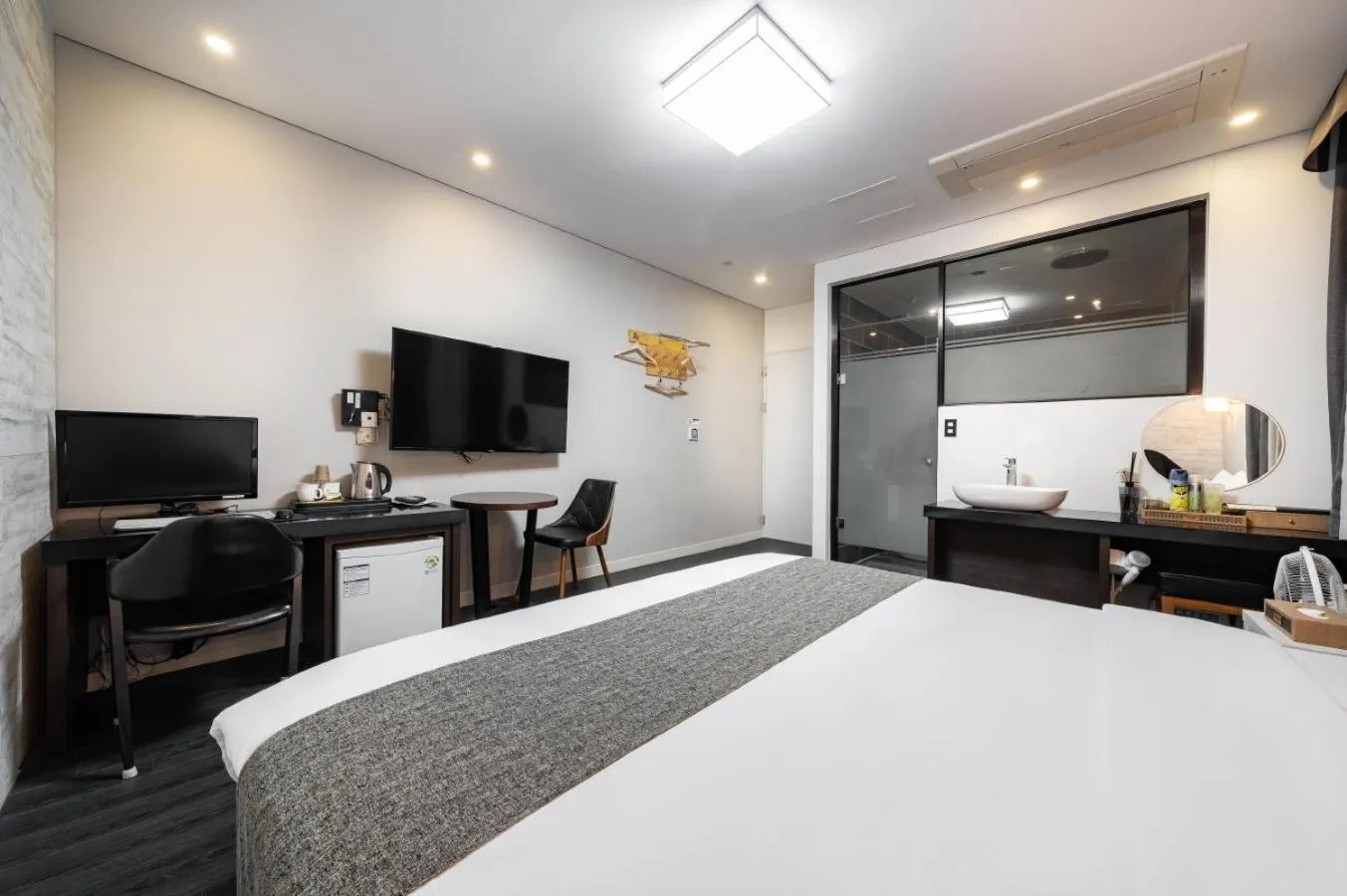 Bed in Seattle B Hotel