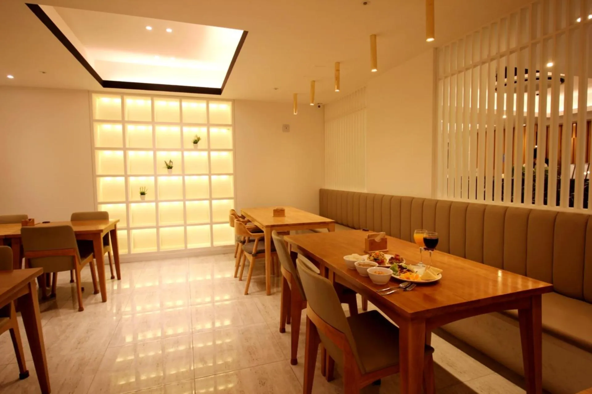 Restaurant/places to eat in Seattle B Hotel