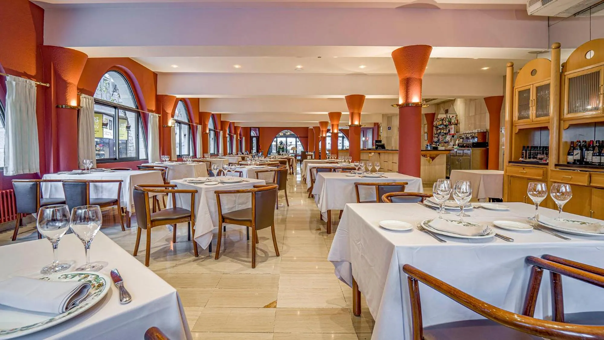 Restaurant/places to eat in Roc Blanc Hotel & Spa