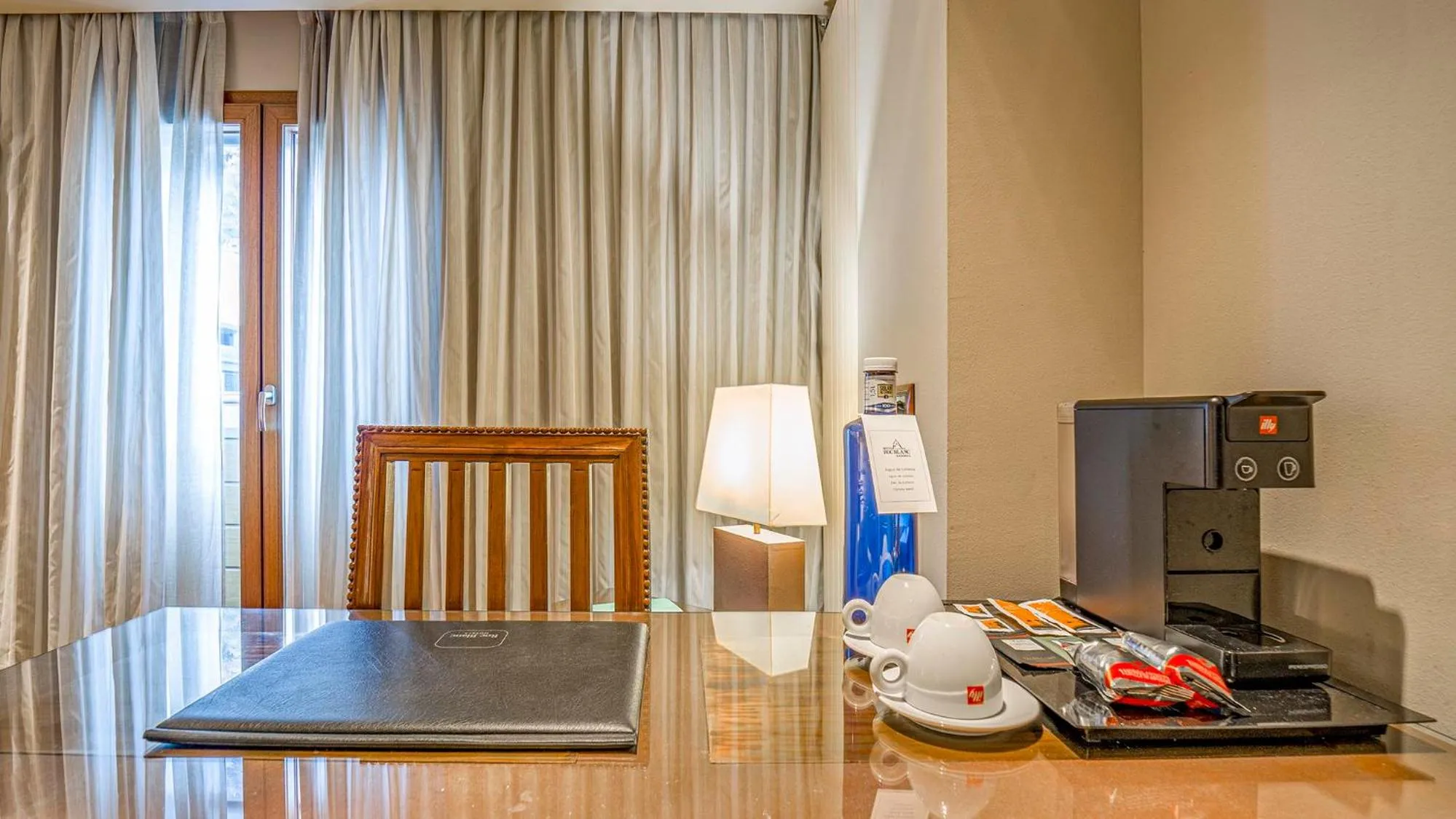 Coffee/tea facilities in Roc Blanc Hotel & Spa