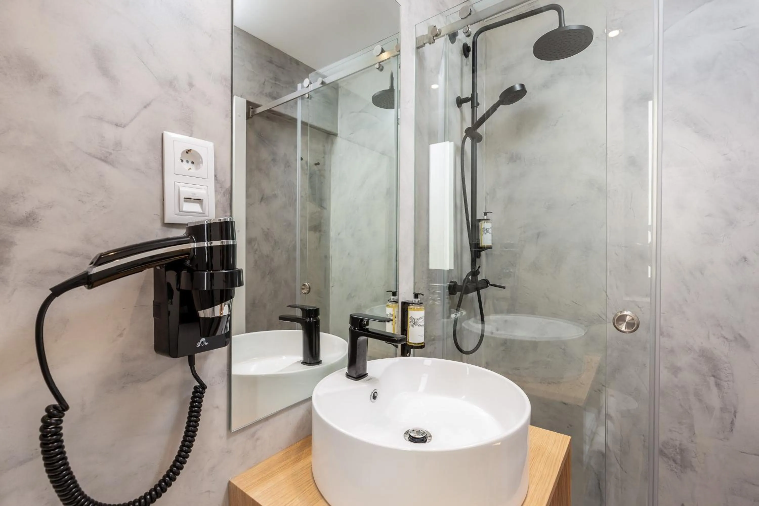 Shower in Feel Porto Vintage Townhouses