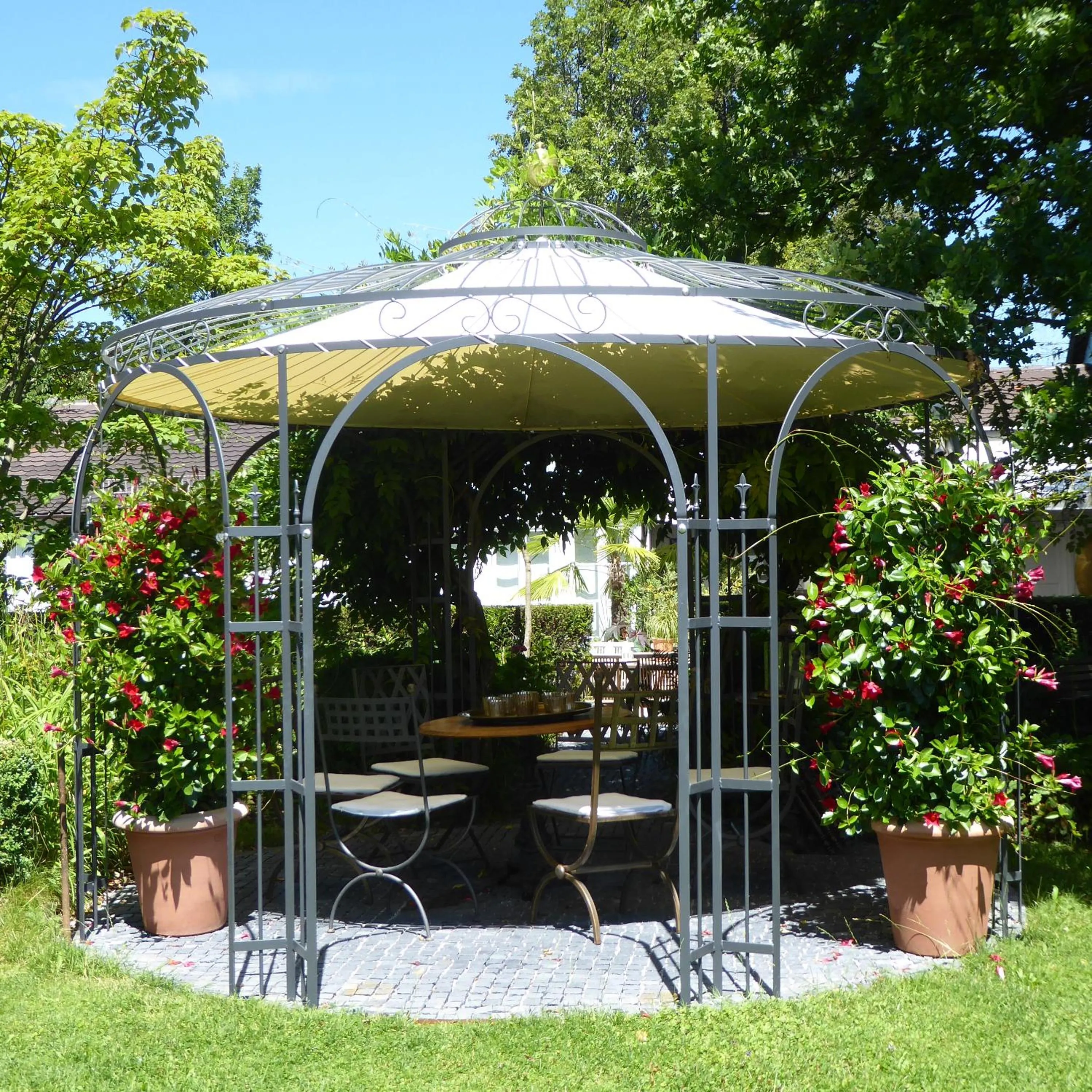 Patio in Am Eichholz Galerie & Art-Hotel