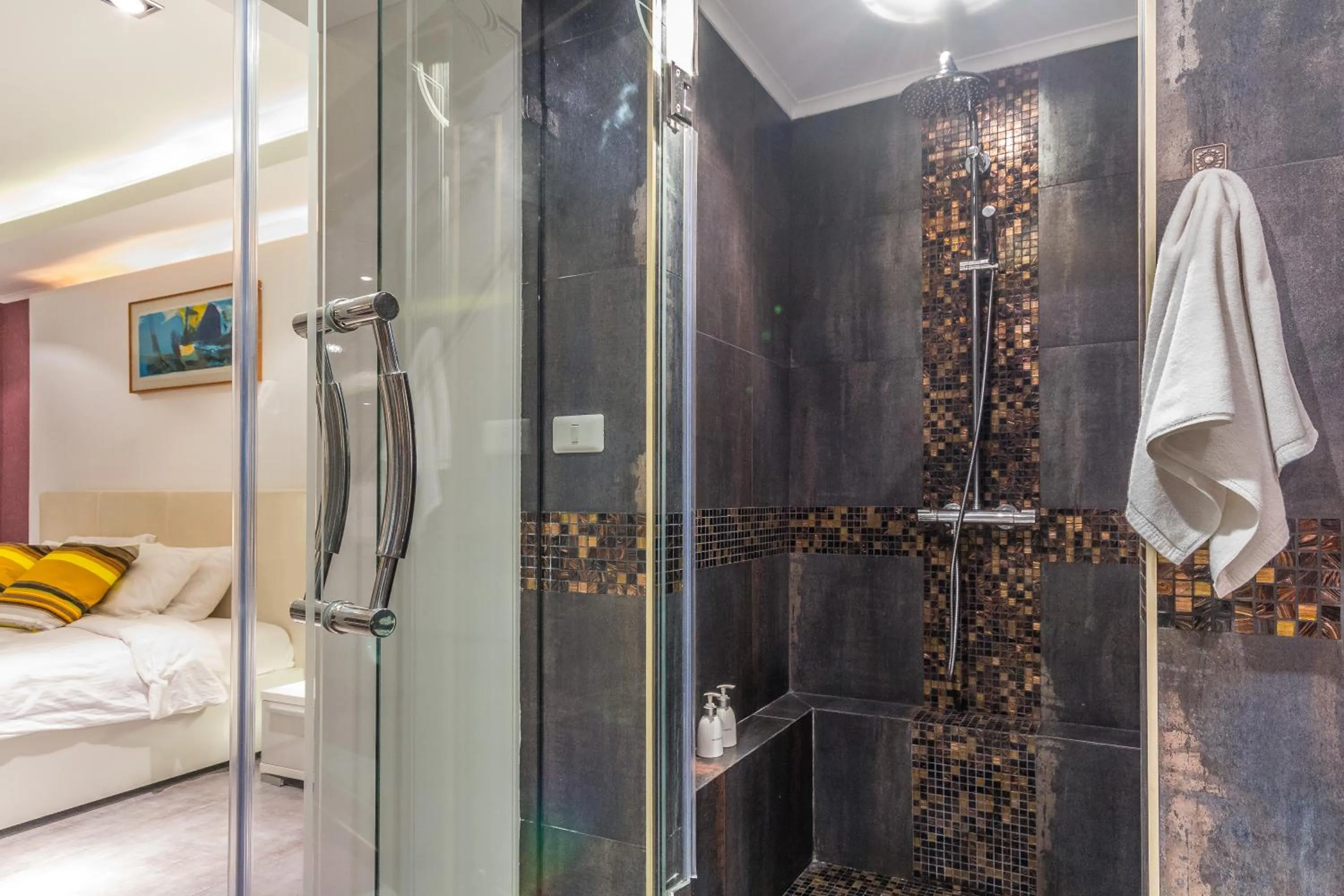 Shower, Bed in Dasiri Beach Apartment Premium