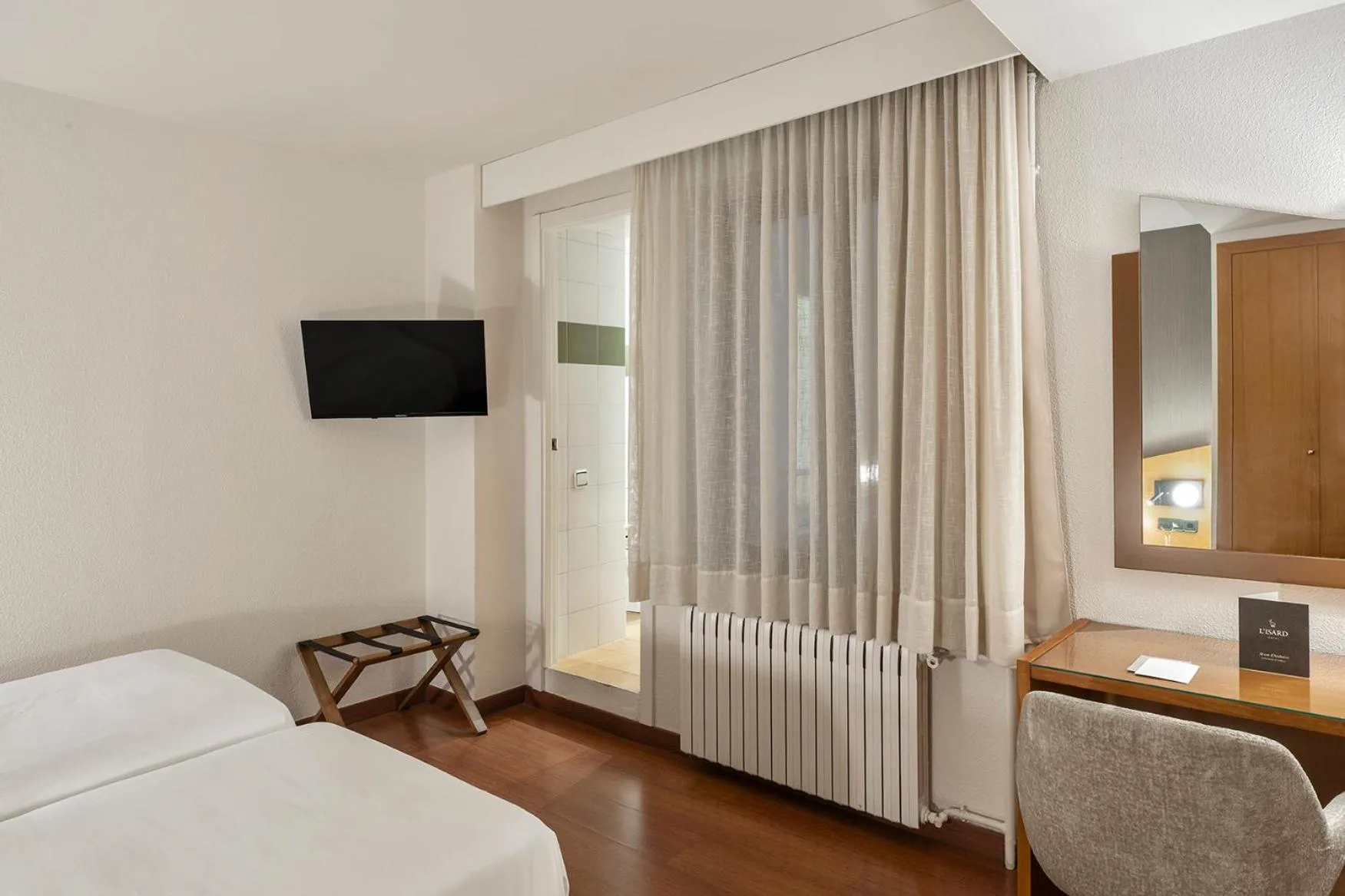 Photo of the whole room, Bed in Hotel de l'Isard