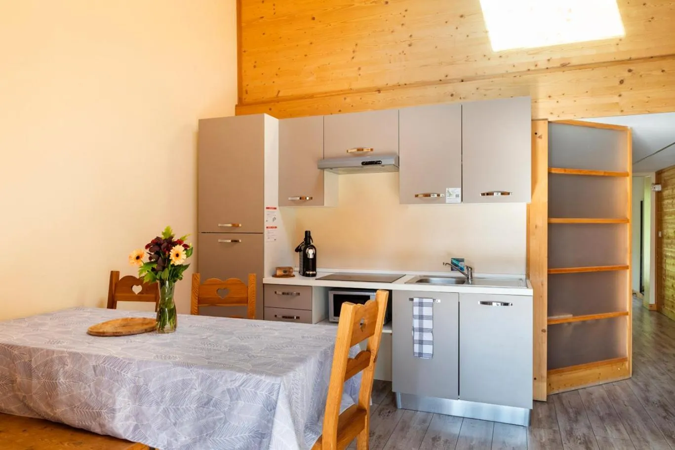 Kitchen or kitchenette, Bed in Domaine du Hirtz, Restaurant & Spa