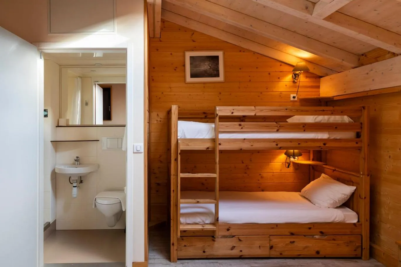 Bathroom, Bed in Domaine du Hirtz, Restaurant & Spa