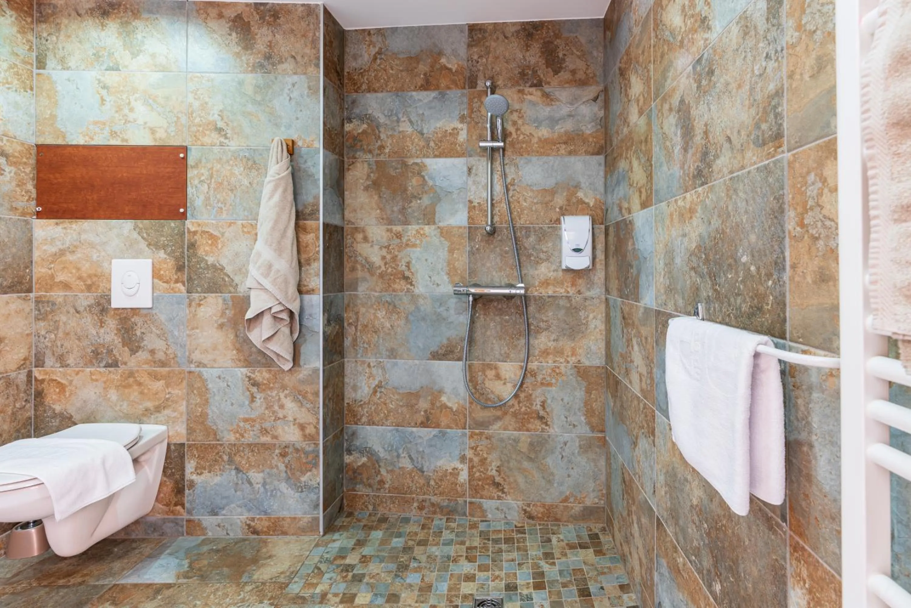 Shower in Domaine du Hirtz, Restaurant & Spa