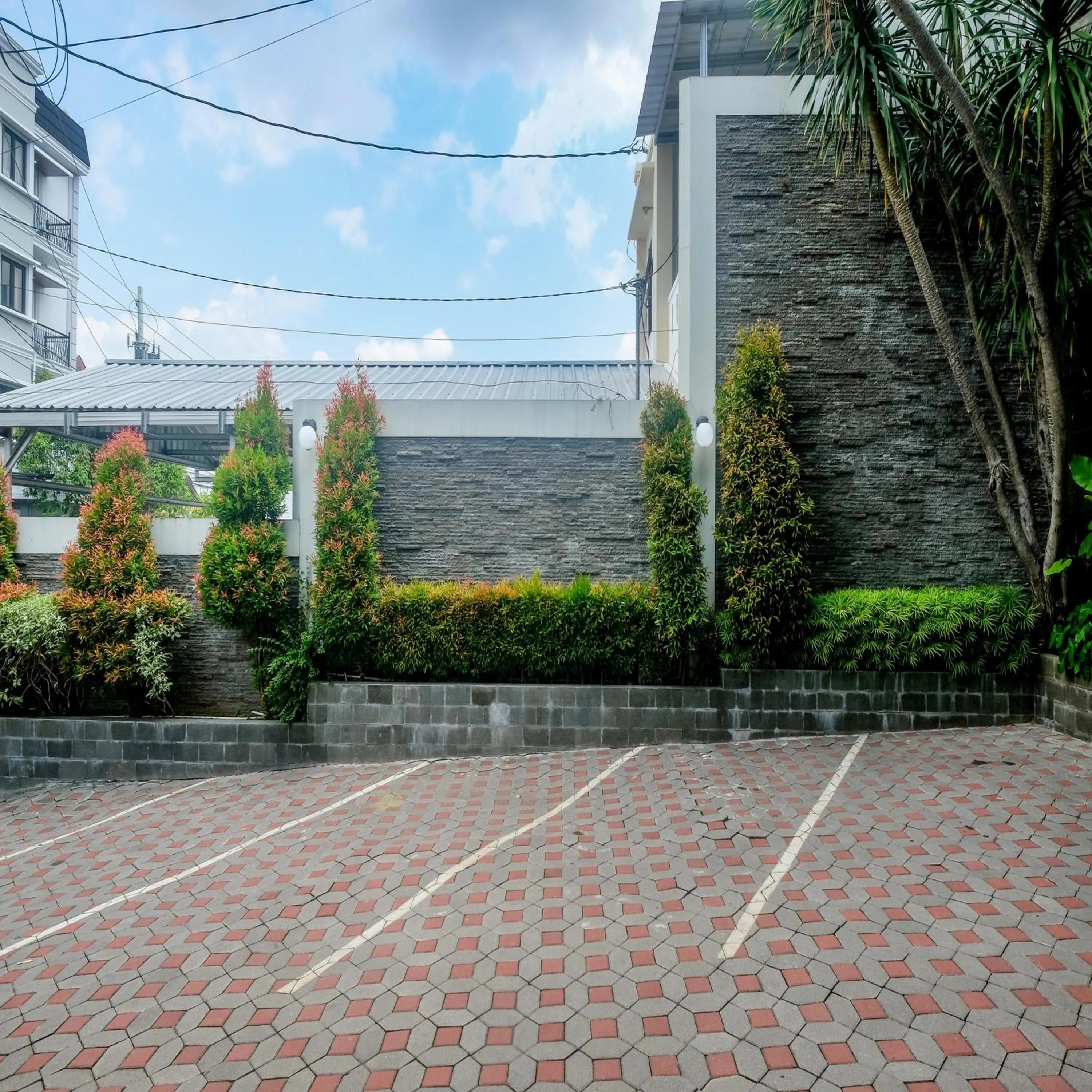 Parking in Sans Vibes Hotel Grand Omah Sastro Gejayan