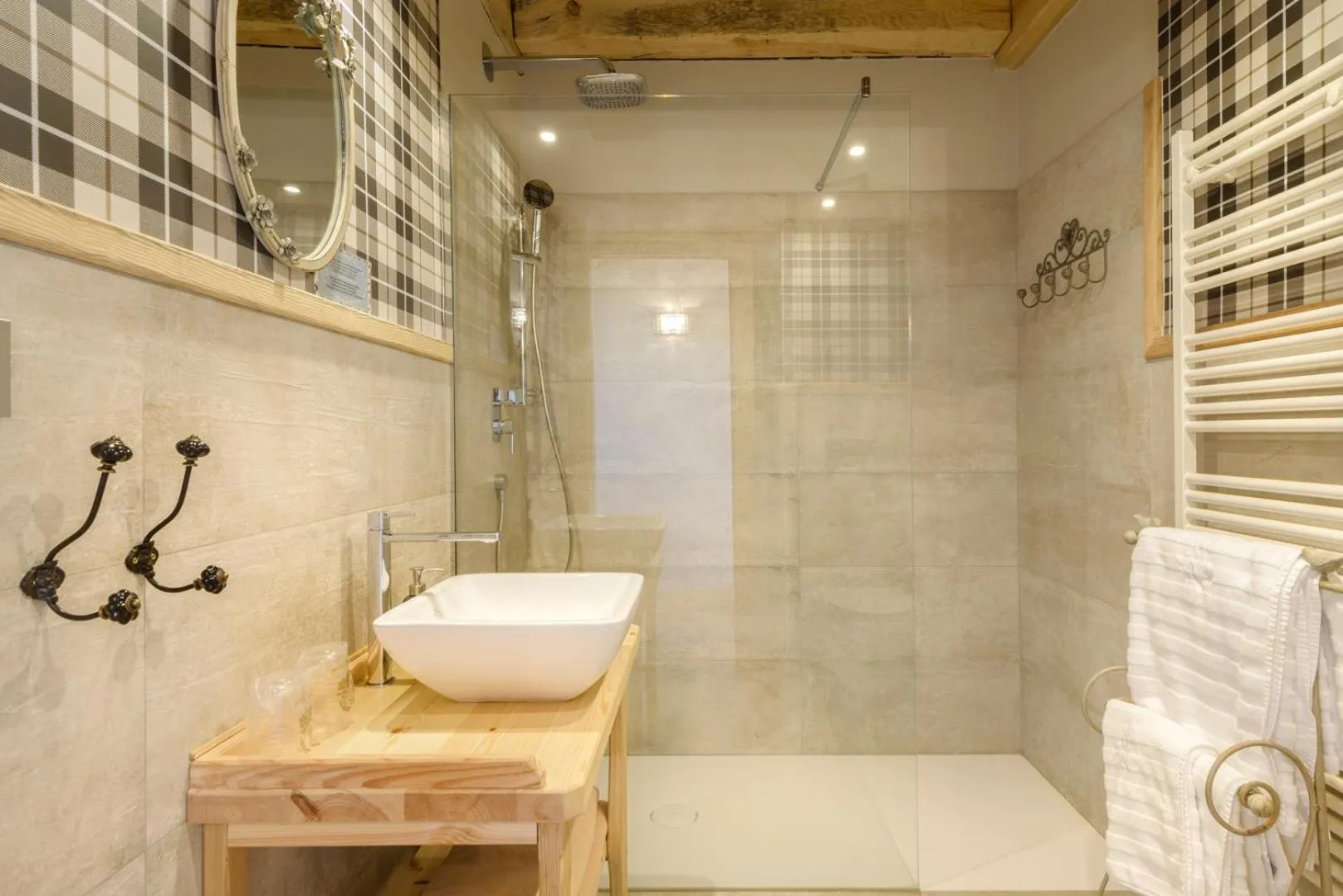 Shower in Hotel Viñas de Lárrede