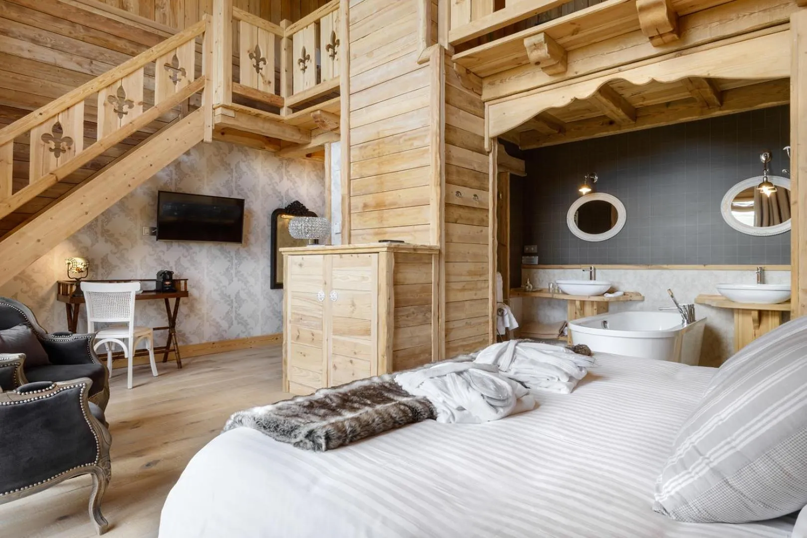 Photo of the whole room, Bed in Hotel Viñas de Lárrede