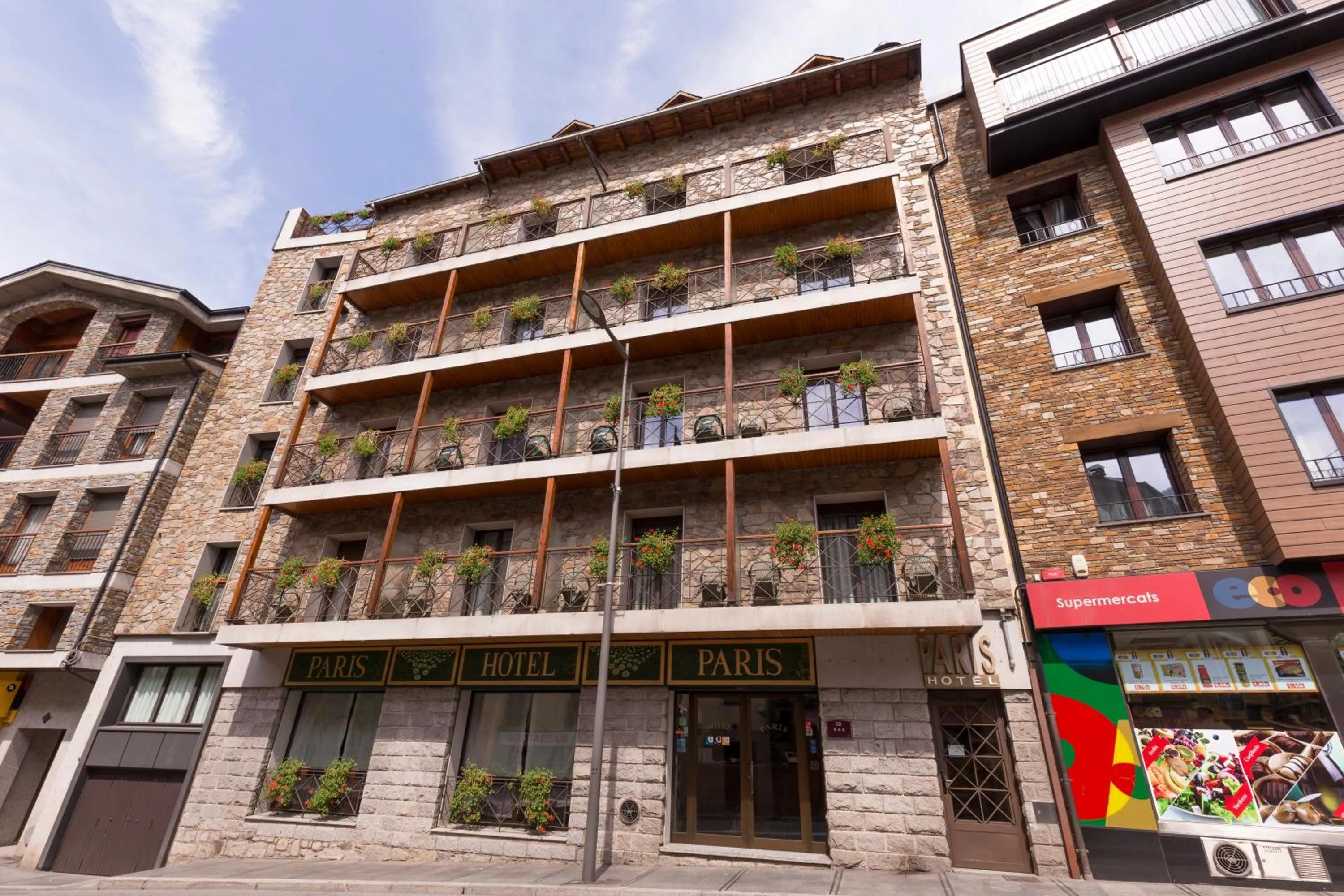 Property building in Yomo Petit Paris