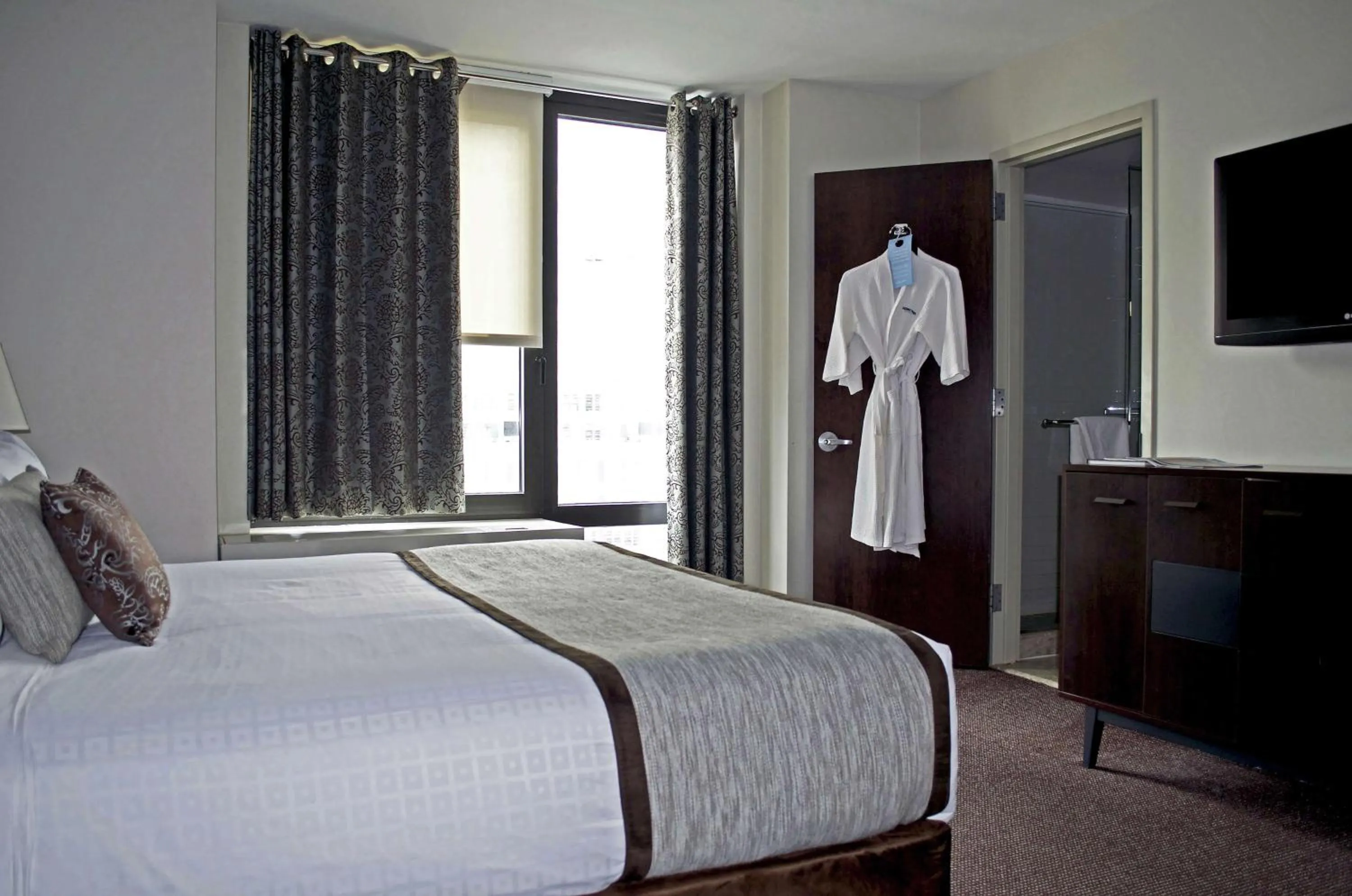 Bathroom, Bed in Distrikt Hotel New York City, Tapestry Collection by Hilton